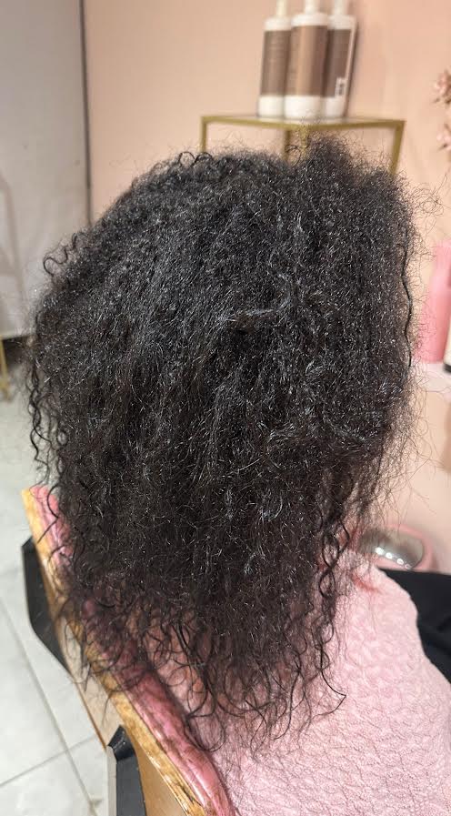 Zelfs bij golvend of moeilijk haar bereik je een maximaal steil resultaat. Het effect blijft wekenlang zichtbaar, alsof je haar elke dag professioneel gestyled is. flaka.be