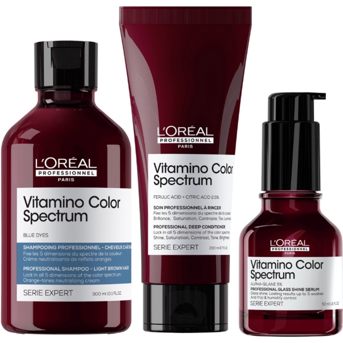 Productbeschrijving Dé verzorgingsset voor lichtbruin en donkerblond haar! De L’Oréal Professionnel Vitamino Color Spectrum Blue Care Set is speciaal samengesteld om ongewenste oranje ondertonen te neutraliseren, je haarkleur tot 100 dagen* te beschermen en het haar intensief te voeden. Deze set bevat de Vitamino Color Spectrum Blauwe Shampoo (300 ml), Conditioner (200 ml) en Glass Shine Serum (50 ml). Wat doet deze set? Neutraliseert ongewenste oranje ondertonen in lichtbruin en donkerblond haar Versterkt en hydrateert het haar voor een gezonde uitstraling Beschermt de haarkleur en voorkomt vervaging Verhoogt de glans met een glasachtig effect Het Glass Shine Serum biedt UV-bescherming, 72 uur anti-frizz en hittebescherming tot 230°C *Instrumentele test bij gebruik van de volledige Vitamino Color Spectrum-lijn. Inhoud van de set L’Oréal Professionnel Vitamino Color Spectrum Blauwe Shampoo – 300 ml L’Oréal Professionnel Vitamino Color Spectrum Conditioner – 200 ml L’Oréal Professionnel Vitamino Color Spectrum Glass Shine Serum – 50 ml Gebruiksaanwijzing Breng de blauwe shampoo aan op nat haar en masseer goed in. Laat 2-5 minuten inwerken, afhankelijk van het gewenste effect, en spoel grondig uit. Gebruik 2 weken na je kappersbezoek en wissel af met een shampoo zonder pigmenten. Breng de conditioner aan op vochtig haar, verdeel gelijkmatig over de lengtes en punten, laat kort inwerken en spoel grondig uit. Breng een kleine hoeveelheid van het serum aan op handdoekdroog haar, verdeel gelijkmatig, föhn droog en style zoals gewenst. Bij contact met de ogen, onmiddellijk en overvloedig spoelen. flaka.be