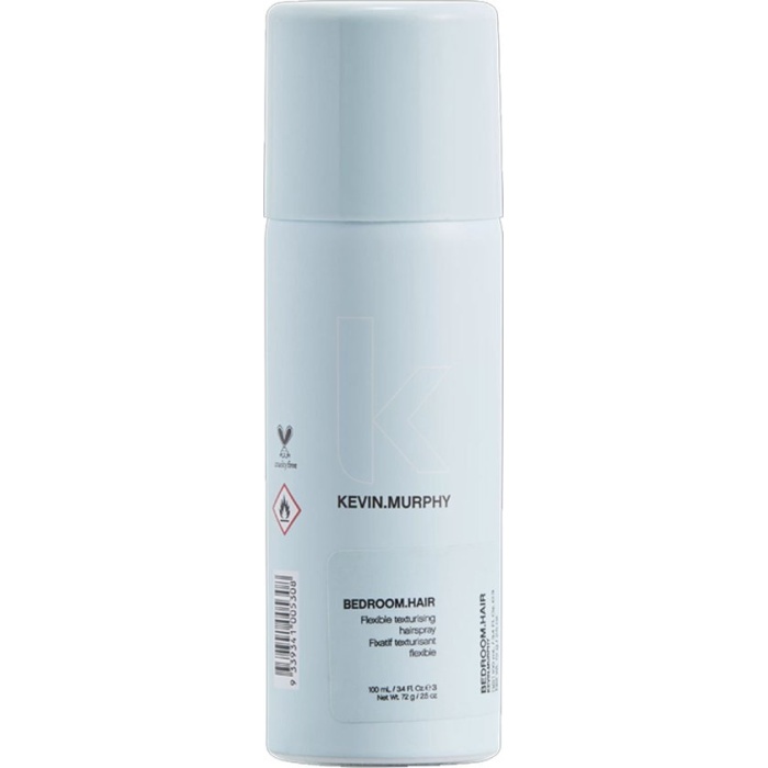 Productbeschrijving Kevin Murphy - STYLE & CONTROL - BEDROOM.HAIR - Stylingspray voor alle haartypes - 100 ml is een veelzijdige stylingspray die geschikt is voor alle haartypes. Deze spray biedt controle en flexibiliteit, waardoor je eenvoudig verschillende looks kunt creëren. Het product is speciaal ontworpen om het haar te texturiseren en volume te geven, waardoor het perfect is voor het creëren van een 'bedhead' look. Daarnaast zorgt de spray voor een lichte hold en een natuurlijke glans, zonder het haar te verzwaren. Geschikt voor alle haartypes Biedt controle en flexibiliteit Texturiseert het haar en geeft volume Lichte hold en natuurlijke glans Gebruiksaanwijzing Stap 1: Spray een kleine hoeveelheid van het product op droog haar. Stap 2: Verdeel de spray gelijkmatig over het haar door het met je vingers door te kammen. Stap 3: Focus vooral op de haarpunten en de lagen rond het gezicht voor een natuurlijke look. Stap 4: Laat het haar opdrogen of gebruik een föhn voor extra volume en textuur. Stap 5: Geniet van de langdurige hold en de zachte, glanzende finish die deze stylingspray biedt.flaka.be