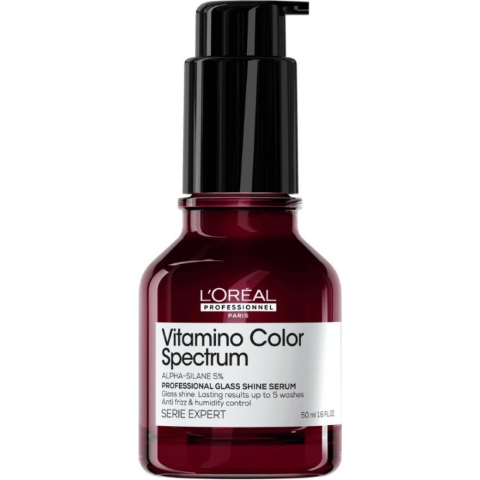 Productbeschrijving L’Oréal Professionnel Glass Shine Serum is een leave-in serum haar dat zorgt voor een direct glasglanseffect en resultaten tot wel 10 wasbeurten* Diep verzorgend leave-in serum Formule met 5% alpha-silane Glanzend effect tot wel 10 wasbeurten* Anti-frizz tot wel 72 uur* UV- & hittebescherming Voor alle haartypes: gekleurd & niet gekleurd haar Het serum biedt bescherming tegen UV-schade, anti-frizz tot wel 72 uur* en hittebescherming tot 230°C*. Het serum bevat 5% alpha-silane, dat een beschermende laag op de haarvezels creëert wanneer het wordt geactiveerd door hitte. Voor langdurig stralende, gehydrateerde en gladde lokken. L’Oréal Professionnel Vitamino Color Spectrum Glass Shine Serum beschermt en behoudt je haarkleur, met een effect op de 5 kleurdimensies: intensieve glans, rijke kleursaturatie, optimaal contrast, neutralisatie van ongewenste reflecties en behoud van helderheid. Ook geschikt voor haar dat niet gekleurd is. Resultaten L’Oréal Professionnel Vitamino Color Spectrum Glass Shine Serum zorgt voor zichtbaar glanzend, zacht en pluisvrij haar, terwijl je haarkleur tot wel 100 dagen lang** levendig blijft. Het serum biedt bescherming tegen UV-schade, anti-frizz tot wel 72 uur** en hittebescherming tot 230°C*. Belangrijkste ingredienten Alpha-silane: creëert een beschermende laag op de haarvezels Siliconen: zorgen voor een glad en glanzend resultaat Hoe te gebruiken Breng een kleine hoeveelheid aan op schoon, handdoekdroog haar. Verdeel gelijkmatig, föhn droog en style zoals gewenst. * Instrumentele tests ** Instrumentele test bij gebruik van de volledige Vitamino Color Spectrum-lijn flaka.be