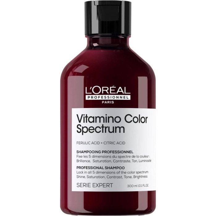 Productbeschrijving Productbeschrijving L’Oréal Professionnel Vitamino Color Spectrum Shampoo – Kleurbescherming voor gekleurd haar – Voor een schitterende glans – 300 ml L’Oréal Professionnel Vitamino Color Spectrum Shampoo biedt hoogwaardige verzorging voor gekleurd haar. Deze shampoo, verrijkt met ferulinezuur en citroenzuur, reinigt het haar en helpt om kleur in de haarvezel te vergrendelen, zodat je tot wel 100 dagen* geniet van een stralende kleur. De unieke formule werkt op vijf kleurdimensies: het verhoogt de glans met een glasachtig effect, verbetert de verzadiging voor rijke kleuren, behoudt contrast tussen tinten, neutraliseert ongewenste reflecties en zorgt voor een optimale helderheid. L’Oréal Professionnel Vitamino Color Spectrum Shampoo is ideaal voor mensen die gekleurd haar willen behouden in optimale conditie. *Instrumentele test bij gebruik van de volledige Vitamino Color Spectrum-lijn. Ultra-verzorgende shampoo voor gekleurd haar Formule met ferulinezuur en citroenzuur Beschermt je haarkleur tot wel 100 dagen* Verhoogt glans en kleurintensiteit Ultra verzorgende shampoo voor gekleurd haar die de haarvezel intens reinigt Resultaten Reinigt en voedt gekleurd haar intensief, beschermt tegen kleurvervaging, zodat je tot wel 100 dagen lang* geniet van een stralende kleur. Het haar voelt zachter, sterker en behoudt een levendige kleurintensiteit, met een glasachtige glans. *Instrumentele test bij gebruik van de volledige Vitamino Color Spectrum-lijn. Belangrijkste ingredienten Ferulinezuur: beschermt de haarkleur en versterkt de haarvezel Citroenzuur: verbetert de glans en zorgt voor diepe reiniging Glycerine: hydrateert en verzacht het haar Amodimethicone: voorkomt pluis en verbetert de gladheid Hoe te gebruiken Masseer de Vitamino Color Spectrum Shampoo in op nat haar tot een rijk schuim ontstaat. Spoel grondig uit en vervolg met de Vitamino Color Conditioner of Masker voor optimaal kleurbehoud. flaka.be