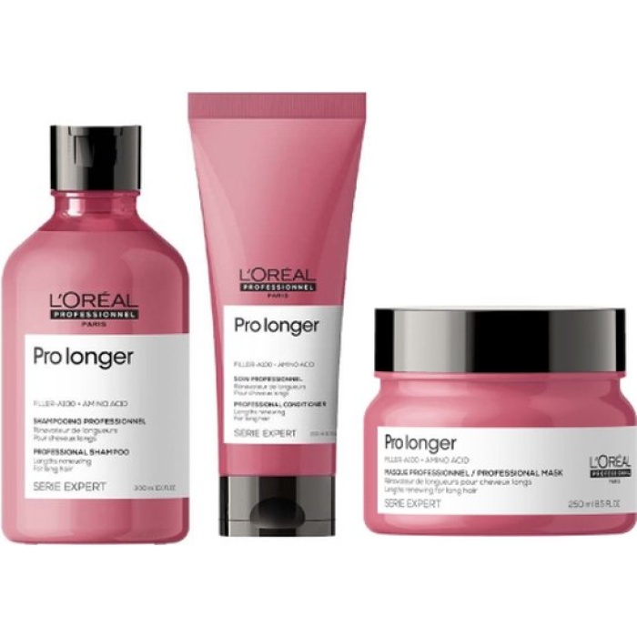 L’Oréal Professionnel Pro Longer Set – Shampoo, Conditioner & Masker voor Lang en Sterk Haar Lang haar is prachtig, maar vaak kwetsbaar aan de punten. Met de L’Oréal Professionnel Pro Longer set geef je jouw haar precies wat het nodig heeft om weer sterk, vol en gezond te ogen van aanzet tot punt. Deze professionele verzorgingsroutine is speciaal ontwikkeld voor lang haar met dunner wordende of beschadigde lengtes. De geavanceerde formule, verrijkt met Filler-A100 technologie en aminozuren, helpt de haarvezel van binnenuit te versterken en de haarpunten zichtbaar voller te maken. Het resultaat is haar dat niet alleen langer groeit, maar er ook voller, gezonder en krachtiger uitziet. Wat zit er in de set: 1. Pro Longer Shampoo Reinigt het haar op milde wijze en helpt de lengtes te versterken zonder het haar te verzwaren. Ideaal voor dagelijks gebruik. 2. Pro Longer Conditioner Ontwart het haar direct en voedt intensief. Het haar voelt zachter aan en wordt makkelijker doorkambaar. 3. Pro Longer Masker Een diep voedende behandeling die de haarpunten herstelt en helpt om gespleten punten te verminderen. Geeft het haar een gezonde glans en extra stevigheid. Bij regelmatig gebruik helpt deze complete routine om haarbreuk te verminderen, gespleten punten te beperken en de haarlengtes zichtbaar voller te maken. Perfect voor iedereen die droomt van lang, sterk en verzorgd haar zonder dunne, beschadigde punten. Geef je haar de verzorging die het verdient en ervaar het verschil van professionele kwaliteit bij elke wasbeurt. L’Oréal Pro Longer – voor langer haar dat er ook écht gezond uitziet.
