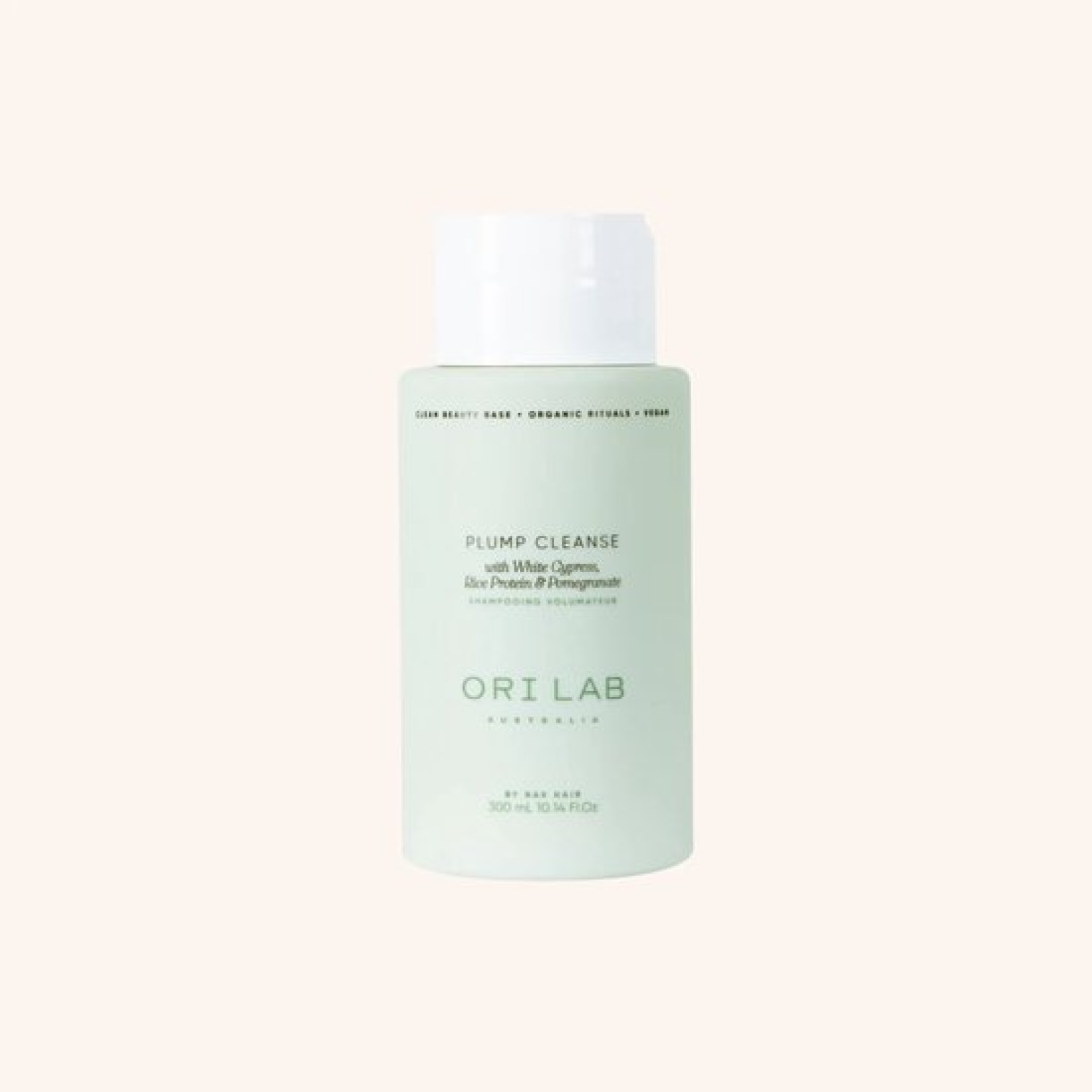 Intensieve Haarverzorging – Diepe Herstelling & Luxe Resultaat Deze professionele haarverzorging is speciaal ontwikkeld om droog, beschadigd en futloos haar intensief te herstellen en opnieuw tot leven te brengen. De rijke formule dringt diep door in de haarvezel en helpt het haar van binnenuit te versterken, te voeden en te beschermen. Het haar voelt onmiddellijk zachter aan, wordt beter handelbaar en krijgt een natuurlijke, gezonde glans. Dankzij de verzorgende werking worden droge lengtes en beschadigde punten zichtbaar gladder en soepeler, zonder het haar te verzwaren. Herstel, voeding en controle in één behandeling Deze formule ondersteunt de natuurlijke balans van het haar en helpt om schade door hitte, kleuring en dagelijkse invloeden te verminderen. Het resultaat is sterker, voller en gezonder uitziend haar dat makkelijker te stylen is en langer in model blijft. Perfect voor wie zijn haar een intensieve boost wil geven en op zoek is naar een verzorging die zichtbaar resultaat levert. Belangrijkste voordelen Diepe voeding en intensieve herstelling Maakt het haar zacht en soepel Verbetert de doorkambaarheid Geeft een natuurlijke glans Verzwaart het haar niet Ideaal voor droog en beschadigd haar Gebruik Breng aan op schoon, handdoekdroog haar. Verdeel gelijkmatig over de lengtes en punten. Laat enkele minuten inwerken en spoel grondig uit. Voor een intensiever resultaat langer laten inwerken. Waarom kopen bij Flaka.be? Flaka.be staat voor kwaliteit, snelheid en betrouwbaarheid in professionele haarverzorging. Wij werken uitsluitend met originele producten van erkende merken en betrouwbare leveranciers. Dankzij onze ervaring in de kappersbranche selecteren wij alleen producten die echt resultaat geven. Klanten kiezen voor Flaka.be vanwege snelle levering, correcte service en een zorgvuldig samengesteld assortiment. Bestellen bij Flaka.be betekent kiezen voor zekerheid, vakkennis en kwaliteit.