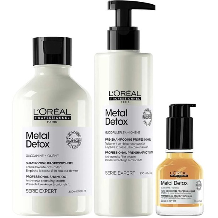 L'Oréal Professionnel Metal Detox Pre-Shampoo + Shampoo + Oil Voordeelset biedt optimale verzorging voor beschadigd en gekleurd haar, waardoor het sterker wordt! Bescherm en verwen je haar met deze voordelige set, bestaande uit een pre-shampoo, shampoo en haarolie. Geschikt voor alle haartypes, inclusief gekleurd haar. De pre-shampoo treatment heeft een krachtige concentratie van 2% Glicofiller, het herstelt miljoenen microscheurtjes in het haar na slechts één toepassing*. Hierdoor wordt overmatige waterabsorptie door het metaal voorkomen. Het resultaat? Je geniet van haar dat tot wel 72 uur gehydrateerd, zacht en glad is en 96% minder breuk**. Met deze complete behandeling behoud je de kleurintensiteit van je gekleurde haar en bevorder je de gezondheid en kracht van je lokken, doordat haarbreuk en gespleten punten worden tegengegaan. De haarolie van Metal Detox laat je haar heerlijk zacht aanvoelen en gaat pluis tegen. flaka.be