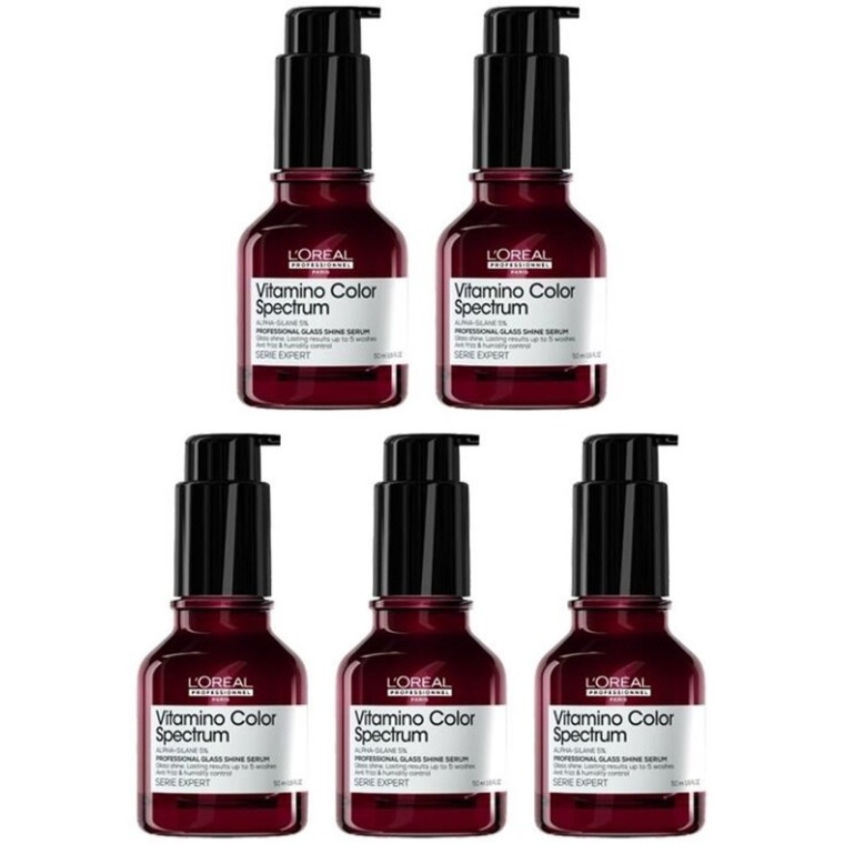 L'Oréal Professionnel Vitamino Color Spectrum Glass Shine Serum biedt geavanceerde verzorging voor zowel gekleurd als niet-gekleurd haar. Dit leave-in serum is verrijkt met 5% alpha-silane, wat bij verhitting een beschermende laag vormt rond de haarvezels. Deze laag helpt niet alleen de kleurintensiteit te behouden, maar biedt ook bescherming tegen hitte tot 230°C en UV-schade, essentieel voor het onderhouden van gezond haar. flaka.be