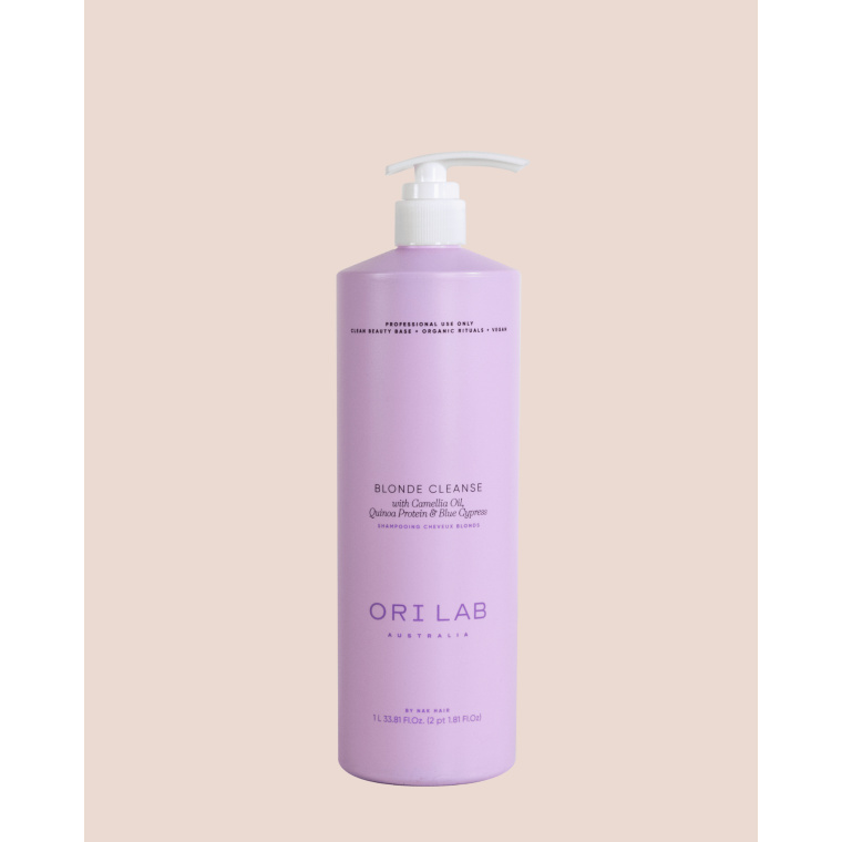 ORI Lab Blonde Treatment – Intensieve Herstelbehandeling voor Blond & Gevoelig Haar Blond haar is prachtig… maar ook kwetsbaar. Het vraagt om een verfijnde verzorging die niet alleen hydrateert, maar ook beschermt en herstelt. ORI Lab Blonde Treatment is een luxe, professionele behandeling die speciaal ontwikkeld is voor blond, ontkleurd en gevoelig haar. Deze hoogwaardige formule helpt om het haar diep te voeden, de haarstructuur te versterken en ongewenste droogte en breekbaarheid te verminderen. Het resultaat is zichtbaar én voelbaar: sterker, zachter en stralender haar met een gezonde, natuurlijke glans. Waarom kiezen voor ORI Lab Blonde Treatment? Dit is geen standaard haarmasker… Dit is een herstelritueel voor blond haar op salonniveau. ✔ Herstelt beschadigd en ontkleurd haar intensief ✔ Voorkomt droogte en haarbreuk ✔ Geeft diepe hydratatie zonder te verzwaren ✔ Verbetert de elasticiteit en veerkracht van het haar ✔ Zorgt voor een zijdezachte touch en luxe glans ✔ Ideaal voor professioneel gebruik én thuisgebruik Perfect voor ✔ Blond, geblondeerd of balayage haar ✔ Droog, breekbaar of gevoelig haar ✔ Haar dat beschadigd is door hitte of chemische behandelingen ✔ Klanten die hun blonde kleur gezond en levendig willen houden Gebruik Breng aan op schoon, handdoekdroog haar. Verdeel gelijkmatig over lengtes en punten. Laat 5–10 minuten inwerken (voor intensieve behandeling langer). Grondig uitspoelen. Gebruik 1–2 keer per week voor optimaal resultaat. ORI Lab Filosofie ORI Lab combineert Clean Beauty + Organic Rituals + Vegan. Dit betekent: professionele prestaties, zonder onnodige belasting voor haar en hoofdhuid. Flaka.be – Professionele Selectie Bij Flaka.be koop je uitsluitend originele salonproducten. Wij werken dagelijks met deze producten en weten exact wat écht resultaat geeft.