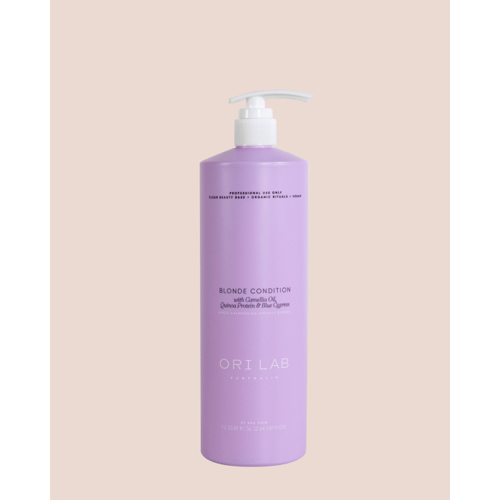 ORI Lab Blonde Condition 1000ml – Professionele conditioner voor blond, opgelicht en gevoelig haar ORI Lab Blonde Condition 1000ml is een luxueuze, professionele conditioner die speciaal ontwikkeld is voor blond, opgelicht, gekleurd en gevoelig haar. Deze verzorgende formule helpt het haar intens te hydrateren, te versterken en te verzachten, terwijl de blonde uitstraling fris, helder en verzorgd blijft. Dankzij de combinatie van Camellia Oil, Quinoa Protein en Blue Cypress krijgt het haar precies wat het nodig heeft na ontkleuring, highlights of andere chemische behandelingen. De formule voedt droog en kwetsbaar haar diepgaand, helpt haarbreuk te verminderen en maakt het haar zichtbaar zachter, gladder en beter handelbaar. Blond haar heeft vaak extra verzorging nodig om mooi, soepel en gezond te blijven. ORI Lab Blonde Condition ondersteunt de haarstructuur zonder het haar te verzwaren. Het resultaat is een frisse, glanzende en salonwaardige finish met een zachte, luchtige touch. Waarom kiezen voor ORI Lab Blonde Condition 1000ml? Deze professionele conditioner is ideaal voor wie blond haar intens wil verzorgen en tegelijk een luxe, gezonde uitstraling wil behouden. De formule helpt het haar te ontwarren, te verzachten en te beschermen tegen uitdroging en beschadiging. Perfect voor dagelijks gebruik in de salon of thuis. Belangrijkste voordelen Hydrateert en voedt blond en opgelicht haar intensief Helpt droogte en haarbreuk te verminderen Maakt het haar zacht, glad en makkelijk doorkambaar Ondersteunt een frisse, heldere blonde uitstraling Verzwaart het haar niet Ideaal voor professioneel gebruik dankzij de 1000ml salonverpakking Gebruik Breng aan op gewassen, nat haar, vooral op de lengtes en punten. Laat 2 tot 3 minuten inwerken en spoel daarna grondig uit. Voor het beste resultaat combineren met ORI Lab Blonde Cleanse. Waarom kopen bij Flaka.be? Bij Flaka.be kies je voor kwaliteit, originele producten en professionele service. Wij werken met betrouwbare leveranciers en selecteren alleen haarproducten die echt resultaat geven. Dankzij onze ervaring in de kappersbranche weten wij precies welke verzorging werkt voor elk haartype. Klanten kiezen voor Flaka.be vanwege snelle levering, correcte service en een zorgvuldig samengesteld assortiment.