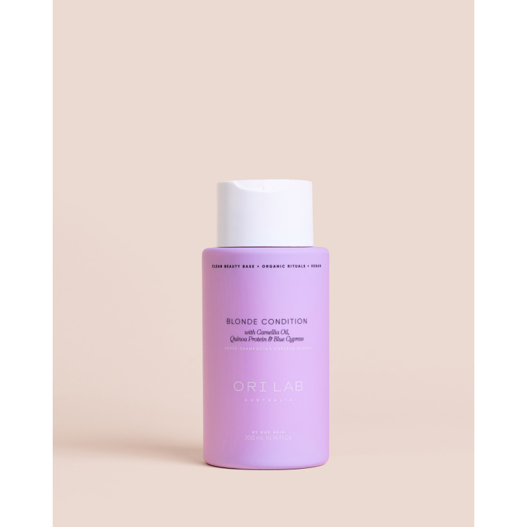 ORI Lab Blonde Condition 300ml – Intensieve Verzorging voor Blond Haar De ORI Lab Blonde Condition is een luxe, professionele conditioner speciaal ontwikkeld voor blond, ontkleurd en gehighlight haar. Deze geavanceerde formule voedt het haar diepgaand, herstelt beschadigde lengtes en helpt de haarkleur fris en koel te houden. Verrijkt met camelia-olie, quinoa proteïne en blue cypress zorgt deze conditioner voor een perfecte balans tussen hydratatie en versterking. Het haar voelt direct zachter aan, wordt makkelijker doorkambaar en krijgt een gezonde, natuurlijke glans zonder zwaar aan te voelen. Herstel, voeding en bescherming in één stap Blond haar heeft vaak extra verzorging nodig na chemische behandelingen. Deze conditioner helpt het haar te herstellen, beschermt tegen verdere schade en ondersteunt een langdurig mooie haarkleur. Ideaal voor dagelijks gebruik of als aanvulling op de Blonde Cleanse shampoo. Belangrijkste voordelen Hydrateert en voedt intensief zonder te verzwaren Versterkt de haarstructuur met proteïnen Helpt ongewenste warme ondertonen te verzachten Maakt het haar zijdezacht en makkelijk doorkambaar Geeft glans en een verzorgde, gezonde uitstraling Geschikt voor professioneel en thuisgebruik Gebruik Na het wassen aanbrengen op handdoekdroog haar, vooral in de lengtes en punten. Even laten inwerken en daarna grondig uitspoelen. Voor een intensiever resultaat iets langer laten inwerken. Waarom kiezen voor Flaka.be Bij Flaka.be kies je voor betrouwbaarheid en kwaliteit. Wij leveren uitsluitend originele producten en werken nauw samen met professionele merken en leveranciers. Dankzij onze ervaring in de kapperswereld selecteren wij alleen producten die écht resultaat geven. Klanten vertrouwen op Flaka.be voor snelle levering, professionele service en een sterk assortiment. Bestellen bij Flaka.be betekent kiezen voor zekerheid en vakkennis.