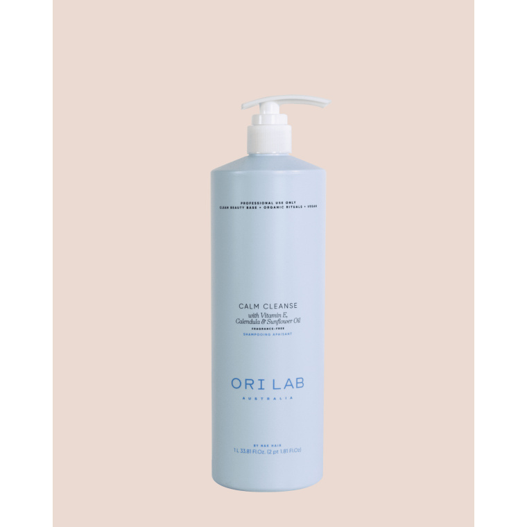 ORI Lab – Luxe Haarverzorging met Natuurlijke Kracht ORI Lab staat voor pure, verfijnde haarverzorging waarin natuur en technologie samenkomen. Dit product is ontwikkeld voor wie alleen het beste wil voor zijn haar: zachtheid, glans en langdurige gezondheid in één unieke formule. De zorgvuldig geselecteerde ingrediënten, geïnspireerd door botanische extracten en voedende oliën, werken diep in op de haarstructuur. Het haar wordt niet alleen gereinigd en verzorgd, maar ook beschermd tegen dagelijkse invloeden zoals hitte, styling en vervuiling. Het resultaat is zichtbaar sterker, gezonder en stralender haar. Wat ORI Lab onderscheidt, is de balans tussen luxe en effectiviteit. De formule voelt licht aan, verzwaart het haar niet en zorgt voor een natuurlijke beweging. Tegelijkertijd geeft het een professionele finish zoals je die alleen in salons ervaart. Een beleving, geen standaard product Met ORI Lab creëer je niet alleen mooi haar, maar ook een moment van rust en verzorging. De subtiele geur, zachte textuur en minimalistische uitstraling zorgen voor een unieke ervaring bij elk gebruik. Perfect voor dagelijks gebruik én geschikt voor alle haartypes – van droog en beschadigd tot normaal en gevoelig haar. Belangrijkste voordelen Intensieve verzorging en voeding van het haar Zorgt voor een natuurlijke glans en zachtheid Verzwaart het haar niet Beschermt tegen externe invloeden Geschikt voor alle haartypes Professionele kwaliteit voor thuisgebruik Gebruik Breng aan op nat of droog haar, afhankelijk van het type product. Verdeel gelijkmatig over lengtes en punten. Combineer met andere ORI Lab producten voor optimaal resultaat. Waarom kiezen voor Flaka.be Bij Flaka.be kies je voor zekerheid, kwaliteit en ervaring. Wij leveren uitsluitend originele producten en werken met professionele merken. Dankzij onze expertise in de kappersbranche weten wij precies welke producten écht werken. Snelle levering, betrouwbare service en topkwaliteit – dat is Flaka.be.