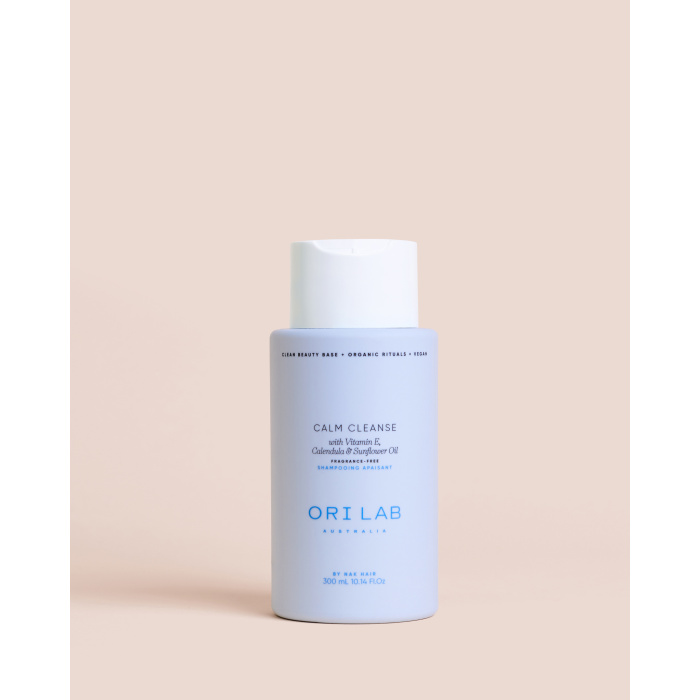 ORI Lab Calm Cleanse 300ml ORI Lab Calm Cleanse 300ml is een kalmerende en ultra-zachte shampoo die speciaal ontwikkeld is voor een gevoelige of geïrriteerde hoofdhuid. Deze milde, parfumvrije formule reinigt het haar en de hoofdhuid op een zachte manier zonder de natuurlijke balans te verstoren. Verrijkt met vitamine E, calendula en zonnebloemolie helpt deze shampoo de hoofdhuid te kalmeren en te verzorgen. Roodheid, gevoeligheid en droogheid worden zichtbaar verminderd, terwijl het haar fris, licht en gezond aanvoelt. De formule ondersteunt een evenwichtige hoofdhuid en zorgt voor een aangenaam, comfortabel gevoel na elke wasbeurt. Dankzij de zachte samenstelling is ORI Lab Calm Cleanse ideaal voor dagelijks gebruik en perfect voor mensen met een gevoelige huid of wie bewust kiest voor een minimalistische, huidvriendelijke verzorging. Het haar blijft schoon, zacht en natuurlijk zonder zwaar of vet aan te voelen. Waarom kiezen voor ORI Lab Calm Cleanse 300ml? Deze shampoo is ontworpen voor maximale zachtheid en comfort. Perfect voor wie last heeft van een gevoelige hoofdhuid en op zoek is naar een milde maar effectieve reiniging zonder parfum of agressieve ingrediënten. Belangrijkste voordelen Zachte en kalmerende reiniging Geschikt voor gevoelige hoofdhuid Parfumvrije formule Helpt roodheid en irritatie te verminderen Maakt het haar zacht, fris en goed handelbaar Ondersteunt een gezonde hoofdhuidbalans Gebruik Breng aan op nat haar en masseer zachtjes in op de hoofdhuid en het haar. Goed uitspoelen en indien nodig herhalen. Geschikt voor dagelijks gebruik. Waarom kopen bij Flaka.be? Flaka.be staat voor kwaliteit, betrouwbaarheid en professionele haarverzorging. Wij bieden uitsluitend originele producten van erkende merken en werken met betrouwbare leveranciers. Dankzij onze ervaring in de kappersbranche selecteren wij alleen producten die echt resultaat geven. Klanten kiezen voor Flaka.be vanwege snelle levering, correcte service en een zorgvuldig samengesteld assortiment. Bestellen bij Flaka.be betekent kiezen voor zekerheid, vakkennis en kwaliteit.