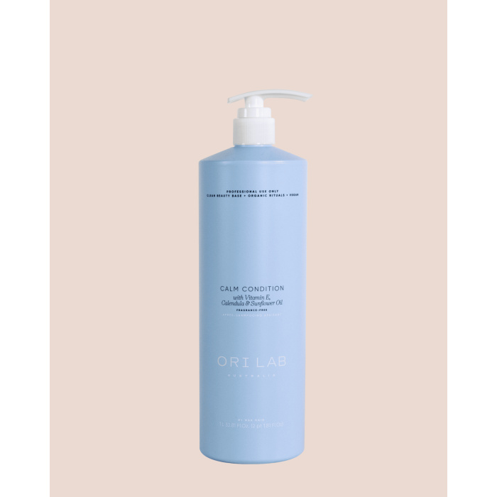 ORI Lab Calm Condition – Kalmerende Conditioner (1000ml – Professioneel Gebruik) Geef je haar en hoofdhuid de rust die ze verdienen met ORI Lab Calm Condition – een ultrazachte, parfumvrije conditioner speciaal ontwikkeld voor de meest gevoelige hoofdhuid en kwetsbaar haar. Deze kalmerende formule met Vitamine E, Calendula en Sunflower Oil hydrateert intensief, verzacht irritaties en herstelt de natuurlijke balans van zowel haar als hoofdhuid. Ideaal voor mensen met een gevoelige, droge of snel geïrriteerde hoofdhuid, zonder in te leveren op professionele verzorging en resultaat. Waarom kiezen voor ORI Lab Calm Condition? ✔ Kalmeert en verzacht de gevoelige hoofdhuid ✔ Parfumvrij – ideaal voor allergiegevoelige klanten ✔ Hydrateert en voedt zonder te verzwaren ✔ Vermindert irritatie en droogheid ✔ Maakt het haar zijdezacht en makkelijk doorkambaar ✔ Professionele literverpakking – perfect voor salons Perfect voor ✔ Gevoelige of geïrriteerde hoofdhuid ✔ Droog en kwetsbaar haar ✔ Klanten die parfumvrije verzorging zoeken ✔ Dagelijks gebruik zonder risico op irritatie Gebruik Aanbrengen op gewassen, handdoekdroog haar. Verdelen over lengtes en punten. 2–3 minuten laten inwerken. Grondig uitspoelen. Voor optimaal resultaat combineren met ORI Lab Calm Cleanse. ORI Lab Filosofie ORI Lab staat voor Clean Beauty Base + Organic Rituals + Vegan. Een perfecte balans tussen natuurlijke ingrediënten en professionele prestaties. Flaka.be – Professionele zekerheid Bij Flaka.be kies je voor originele producten en jarenlange expertise in haarverzorging.