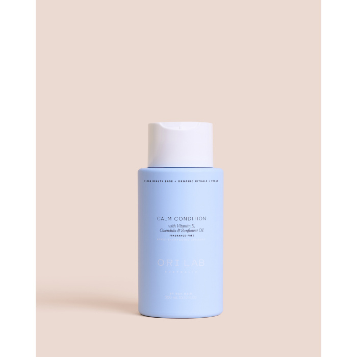 ORI Lab Calm Condition 300ml ORI Lab Calm Condition 300ml is een ultrazachte, parfumvrije conditioner die speciaal ontwikkeld is voor een gevoelige hoofdhuid en haar dat nood heeft aan milde, kalmerende verzorging. Deze verfijnde formule hydrateert het haar intensief, maakt het soepeler en helpt de hoofdhuid comfortabel en in balans te houden. Verrijkt met vitamine E, calendula en zonnebloemolie ondersteunt deze conditioner zowel het haar als de hoofdhuid. Het haar voelt onmiddellijk zachter aan, wordt makkelijker doorkambaar en krijgt een gezonde, natuurlijke glans zonder zwaar of vet aan te voelen. Tegelijk helpt de milde samenstelling om gevoeligheid en droogte te verzachten. ORI Lab Calm Condition is ideaal voor dagelijks gebruik en perfect voor wie bewust kiest voor een zachte, minimalistische en huidvriendelijke haarverzorging. De parfumvrije formule maakt dit product bijzonder geschikt voor een gevoelige huid en voor iedereen die comfort en zachtheid centraal wil zetten in de verzorgingsroutine. Waarom kiezen voor ORI Lab Calm Condition 300ml? Deze conditioner biedt de perfecte balans tussen verzorging, zachtheid en comfort. Hij helpt het haar te ontwarren en te verzachten zonder irritatie te veroorzaken en ondersteunt een rustige, gezonde hoofdhuid. Belangrijkste voordelen Hydrateert en verzacht het haar zonder te verzwaren Parfumvrije formule Geschikt voor gevoelige hoofdhuid Helpt droogte en gevoeligheid te verminderen Maakt het haar zacht, soepel en goed handelbaar Ondersteunt een gezonde hoofdhuidbalans Gebruik Breng aan op schoon, nat haar, vooral op de lengtes en punten. Laat enkele minuten inwerken en spoel daarna grondig uit. Geschikt voor dagelijks gebruik. Waarom kopen bij Flaka.be? Bij Flaka.be kies je voor kwaliteit, betrouwbaarheid en professionele haarverzorging. Wij leveren uitsluitend originele producten van erkende merken en werken met betrouwbare leveranciers. Dankzij onze ervaring in de kappersbranche selecteren wij alleen producten die echt resultaat geven. Klanten kiezen voor Flaka.be vanwege snelle levering, correcte service en een zorgvuldig samengesteld assortiment. Bestellen bij Flaka.be betekent kiezen voor zekerheid, vakkennis en kwaliteit.