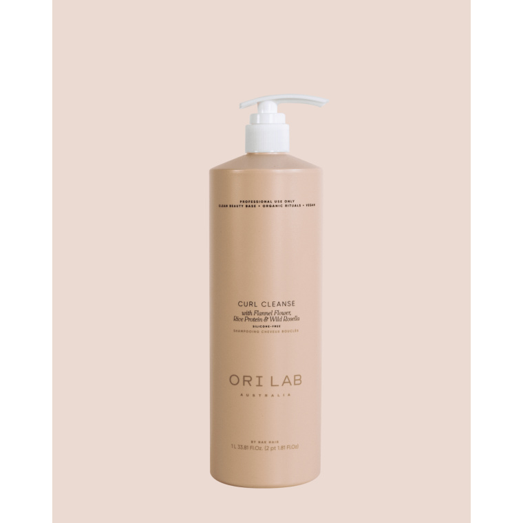 ORI Lab Curl Cleanse – Hydraterende Shampoo voor Krullend Haar (1000ml – Professioneel Gebruik) Krullend haar vraagt om een totaal andere verzorging dan steil haar. Het heeft meer hydratatie nodig, meer zachtheid en vooral: controle zonder het natuurlijke volume te verliezen. ORI Lab Curl Cleanse is speciaal ontwikkeld om krullen intensief te reinigen én tegelijkertijd te voeden, zonder ze uit te drogen. Deze luxueuze, professionele shampoo bevat een krachtige mix van Flannel Flower, Rice Protein en Wild Rosella, ingrediënten die bekend staan om hun hydraterende, versterkende en verzachtende werking. De formule reinigt mild, respecteert de natuurlijke haarstructuur en helpt krullen veerkrachtig, gedefinieerd en pluisvrij te maken. Waarom kiezen voor ORI Lab Curl Cleanse? Dit is niet zomaar een shampoo… Dit is een verzorgingsritueel speciaal voor krullen. ✔ Reinigt zacht zonder het haar uit te drogen ✔ Hydrateert intens en voorkomt pluis ✔ Versterkt het haar met proteïnen ✔ Definieert natuurlijke krullen en golven ✔ Maakt het haar soepel, glanzend en makkelijk handelbaar ✔ Ideaal voor professioneel gebruik en grootverbruik (1 liter) Voor wie is dit product geschikt? ✔ Krullend en golvend haar ✔ Droog en pluizig haar ✔ Haar dat moeilijk in model blijft ✔ Klanten die natuurlijke, gezonde krullen willen behouden Gebruik Breng een kleine hoeveelheid aan op nat haar. Masseer zachtjes in de hoofdhuid en lengtes. Goed uitspoelen en indien nodig herhalen. Voor het beste resultaat combineren met ORI Lab Curl Condition. ORI Lab Filosofie ORI Lab staat voor Clean Beauty Base + Organic Rituals + Vegan. De producten combineren natuurlijke ingrediënten met professionele prestaties, zonder onnodige belasting voor haar en hoofdhuid. Flaka.be – Professionele Kwaliteit Bij Flaka.be vind je uitsluitend originele en salonwaardige producten. Dankzij onze ervaring in de kapperswereld bieden wij enkel producten aan die écht resultaat leveren.
