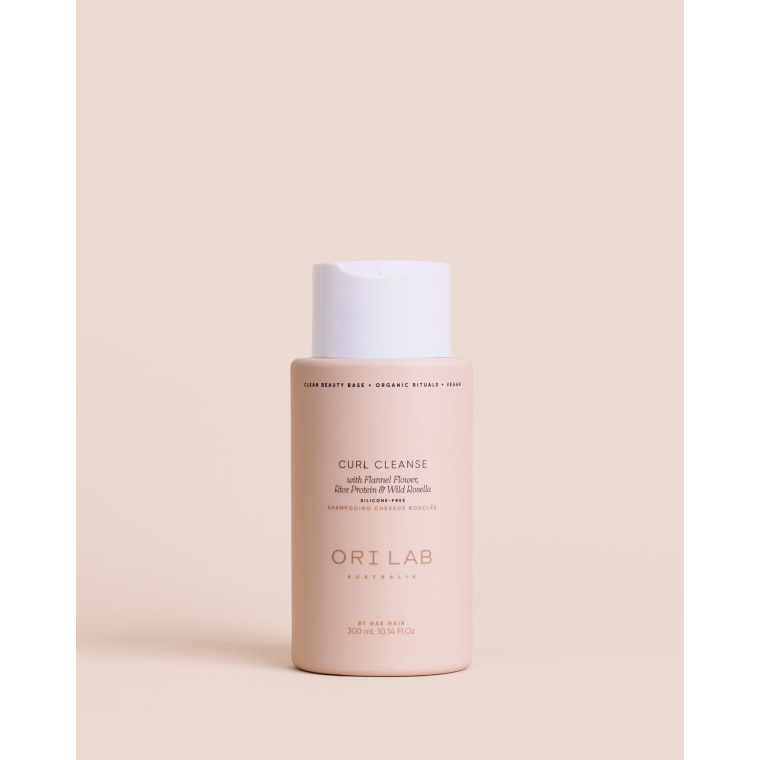 ORI Lab Curl Cleanse 300ml ORI Lab Curl Cleanse 300ml is een zachte, verzorgende shampoo speciaal ontwikkeld voor krullend en golvend haar. Deze milde formule reinigt het haar zonder de natuurlijke oliën te verwijderen en helpt krullen beter te definiëren, te hydrateren en pluis onder controle te houden. Verrijkt met flannel flower, rijstproteïne en wild rosella ondersteunt deze shampoo de natuurlijke elasticiteit van het haar en zorgt voor meer veerkracht en definitie. Krullen worden zichtbaar levendiger, soepeler en beter gevormd, terwijl het haar licht en fris aanvoelt. Dankzij de siliconenvrije formule blijft het haar luchtig en natuurlijk, zonder verzwaard of vet aan te voelen. Perfect voor wie zijn krullen wil verzorgen met een zachte, effectieve reiniging en een gezonde, glanzende finish. Waarom kiezen voor ORI Lab Curl Cleanse 300ml? Deze shampoo is ideaal voor krullend en golvend haar dat nood heeft aan hydratatie, controle en definitie. Het helpt de natuurlijke vorm van krullen te versterken en maakt het haar beter handelbaar zonder het te verzwaren. Belangrijkste voordelen Zachte reiniging voor krullend haar Helpt pluis te verminderen Verbetert kruldefinitie en elasticiteit Hydrateert en verzorgt zonder te verzwaren Siliconenvrije formule voor een natuurlijke finish Maakt het haar zacht, soepel en glanzend Gebruik Breng aan op nat haar en masseer zachtjes in op de hoofdhuid en lengtes. Goed uitspoelen en indien gewenst herhalen. Voor optimaal resultaat combineren met andere producten uit de ORI Lab Curl lijn. Waarom kopen bij Flaka.be? Flaka.be staat voor kwaliteit, betrouwbaarheid en professionele haarverzorging. Wij leveren uitsluitend originele producten van erkende merken en werken met betrouwbare leveranciers. Dankzij onze ervaring in de kappersbranche selecteren wij alleen producten die echt resultaat geven. Klanten kiezen voor Flaka.be vanwege snelle levering, correcte service en een zorgvuldig samengesteld assortiment. Bestellen bij Flaka.be betekent kiezen voor zekerheid, vakkennis en kwaliteit.