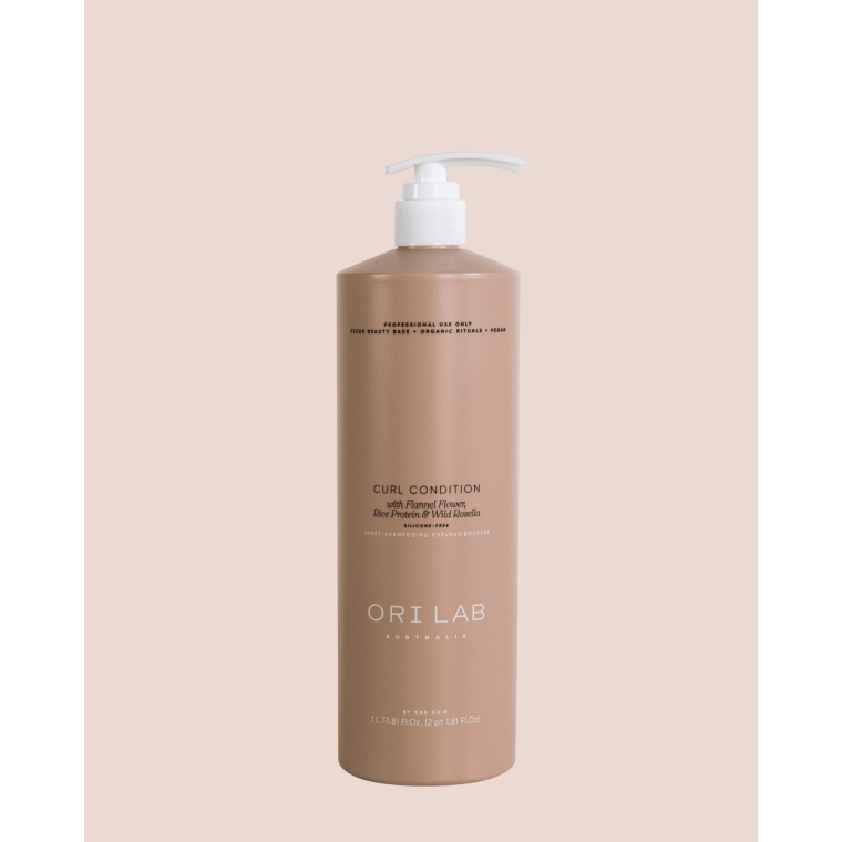 ORI Lab Curl Condition – Hydraterende Conditioner voor Krullend Haar (1000ml – Professioneel Gebruik) Krullend haar heeft intensieve verzorging nodig om mooi, veerkrachtig en pluisvrij te blijven. ORI Lab Curl Condition is een luxueuze, professionele conditioner die speciaal ontwikkeld is om krullen diep te hydrateren, te versterken en perfect te definiëren zonder ze te verzwaren. De formule is verrijkt met Flannel Flower, Rice Protein en Wild Rosella, krachtige ingrediënten die het haar voeden, beschermen en helpen om de natuurlijke krulstructuur te behouden. Het resultaat is zacht, soepel en glanzend haar met perfect gedefinieerde krullen. Waarom kiezen voor ORI Lab Curl Condition? Dit is geen gewone conditioner… Dit is een verzorgingsritueel voor perfecte krullen. ✔ Hydrateert intens zonder het haar zwaar te maken ✔ Definieert en versterkt natuurlijke krullen ✔ Vermindert pluis en maakt het haar beter handelbaar ✔ Verbetert de elasticiteit en veerkracht van het haar ✔ Zorgt voor een zachte, glanzende finish ✔ Ideaal voor professioneel gebruik en grootverbruik (1 liter) Perfect voor ✔ Krullend en golvend haar ✔ Droog en pluizig haar ✔ Haar dat moeilijk te controleren is ✔ Klanten die gezonde, natuurlijke krullen willen Gebruik Na het wassen aanbrengen op nat haar. Verdelen over lengtes en punten. 1–3 minuten laten inwerken. Grondig uitspoelen. Voor optimaal resultaat combineren met ORI Lab Curl Cleanse. ORI Lab Filosofie ORI Lab staat voor Clean Beauty Base + Organic Rituals + Vegan. Professionele haarverzorging met natuurlijke ingrediënten, zonder compromis op kwaliteit. Flaka.be – Professionele Kwaliteit Bij Flaka.be koop je enkel originele salonproducten. Wij werken dagelijks met deze producten en weten wat écht resultaat geeft.