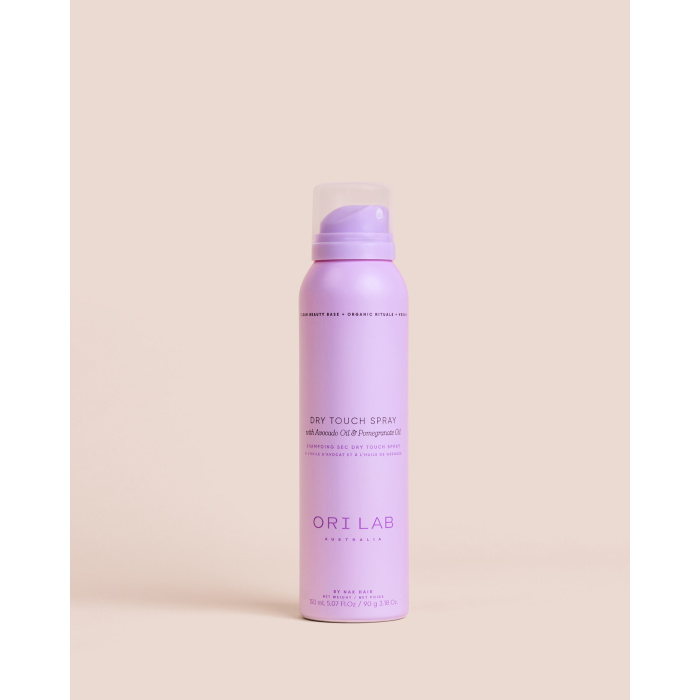 ori lab flaka.be ORI Lab Dry Touch Spray 150g – Direct Volume en Natuurlijke Textuur ORI Lab Dry Touch Spray is een professionele styling spray die het haar onmiddellijk meer volume en een natuurlijke textuur geeft zonder het te verzwaren. Ideaal voor fijn of snel futloos haar dat extra body en beweging nodig heeft. De formule zorgt voor een flexibele hold zonder het haar hard te maken. Het resultaat is een natuurlijke, matte finish waarbij het haar licht en fris aanvoelt. Perfect om het haar tussendoor op te frissen en opnieuw in model te brengen. Waarom kiezen voor ORI Lab Dry Touch Spray? Geeft direct volume en meer body Zorgt voor een natuurlijke en flexibele hold Verzwaard het haar niet Matte en frisse finish zonder vettig gevoel Ideaal voor een langdurige, luchtige styling Voor wie is dit product geschikt? Perfect voor fijn, slap of volumeloos haar. Ook geschikt voor iedereen die houdt van een natuurlijke look met lichte textuur en beweging. Gebruik Spray op droog haar, vooral bij de haaraanzet of waar extra volume gewenst is. Breng het haar met de handen in model. Kan gedurende de dag opnieuw worden aangebracht. Waarom kopen bij Flaka.be? Bij Flaka.be kies je voor zekerheid, kwaliteit en professionele service. Wij werken rechtstreeks met officiële leveranciers en garanderen originele producten van de hoogste kwaliteit. Dankzij onze ervaring in de kappersbranche weten we precies wat professionals én klanten nodig hebben. Je profiteert van snelle levering, betrouwbare service en producten die zorgvuldig zijn geselecteerd voor het beste resultaat. Met Flaka.be kies je niet alleen een product, maar ook voor vertrouwen en expertise.