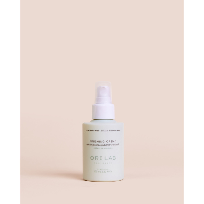 ORI Lab Finishing Crème – Perfecte Controle & Natuurlijke Finish ORI Lab Finishing Crème is de ideale afsluiter van elke stylingroutine. Deze luxueuze, lichtgewicht crème is speciaal ontwikkeld om het haar te perfectioneren, pluis te temmen en een natuurlijke, verzorgde finish te creëren zonder het haar zwaar of vettig te maken. Dankzij de zorgvuldig samengestelde formule met voedende ingrediënten zoals camelia-olie, moringa-olie en plantaardige extracten wordt het haar intens gevoed en beschermd tegen externe invloeden. De crème helpt de haarstructuur te verfijnen, maakt het haar zachter en geeft een subtiele, gezonde glans die de hele dag zichtbaar blijft. Controle, zachtheid en styling in één Deze finishing crème is perfect voor iedereen die controle wil zonder stijfheid. Het product definieert het haar op een natuurlijke manier, waardoor het ideaal is voor zowel steil als golvend of krullend haar. Of je nu een strakke look wilt creëren of een losse, natuurlijke finish — ORI Lab Finishing Crème past zich moeiteloos aan jouw styling aan. Belangrijkste voordelen Temt pluis en flyaways onmiddellijk Geeft een zachte, natuurlijke hold zonder hard effect Voedt en beschermt het haar Zorgt voor een gladde, verzorgde finish Geeft een subtiele, gezonde glans Geschikt voor alle haartypes Gebruik Breng een kleine hoeveelheid aan op droog of licht vochtig haar. Verdeel gelijkmatig over de lengtes en punten. Gebruik als finishing touch na het stylen voor extra controle, zachtheid en glans. Waarom kiezen voor ORI Lab? ORI Lab combineert clean beauty met professionele prestaties. De formules zijn vegan en ontwikkeld met respect voor haar, hoofdhuid en natuur. Het merk staat voor pure verzorging, luxe beleving en zichtbaar resultaat. Waarom kopen bij Flaka.be? Bij Flaka.be kies je voor zekerheid en kwaliteit. Wij leveren uitsluitend originele producten en werken met officiële leveranciers. Dankzij onze ervaring in de kappersbranche selecteren wij alleen producten die écht resultaat geven. Klanten vertrouwen op Flaka.be voor snelle levering, professionele service en een zorgvuldig samengesteld assortiment. Met Flaka.be haal je salonkwaliteit direct in huis.