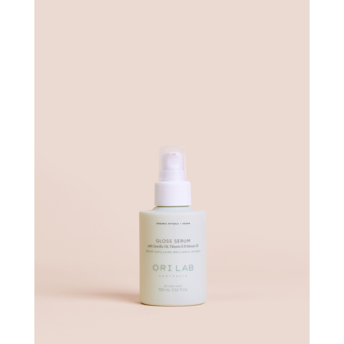 ORI Lab Gloss Serum 100ml – Ultieme Glans & Zijdezachte Finish ORI Lab Gloss Serum is een luxueus, lichtgewicht serum dat het haar onmiddellijk een intense glans en een zijdezachte afwerking geeft zonder het te verzwaren. Deze hoogwaardige formule is ontwikkeld voor iedereen die droomt van gezond, stralend en perfect verzorgd haar. Verrijkt met camelia-olie, vitamine E en moringa-olie voedt dit serum het haar diep van binnenuit, terwijl het tegelijkertijd beschermt tegen externe invloeden zoals hitte, luchtvochtigheid en vervuiling. Het resultaat is glad, pluisvrij haar met een natuurlijke, gezonde shine. Directe glans, langdurige bescherming Dit serum werkt als een onzichtbare beschermlaag rond het haar. Het sluit de haarschubben, voorkomt vochtverlies en zorgt ervoor dat het haar de hele dag door soepel en onder controle blijft. Perfect voor zowel gestyled als natuurlijk haar. Belangrijkste voordelen Geeft intense, directe glans zonder vet effect Maakt het haar zijdezacht en pluisvrij Beschermt tegen hitte en externe invloeden Voedt en herstelt droge en beschadigde lengtes Lichtgewicht formule – verzwaart het haar niet Geschikt voor alle haartypes Gebruik Breng een kleine hoeveelheid aan op handdoekdroog of droog haar. Verdeel gelijkmatig over lengtes en punten. Niet uitspoelen. Gebruik dagelijks of als finishing touch voor extra glans en controle. Waarom kiezen voor Flaka.be Bij Flaka.be kies je voor professionele haarverzorging van topkwaliteit. Wij werken uitsluitend met originele producten en erkende merken. Dankzij onze jarenlange ervaring in de kappersbranche weten wij precies welke producten echt resultaat leveren. Klanten vertrouwen op Flaka.be voor snelle levering, betrouwbare service en een zorgvuldig geselecteerd assortiment. Met Flaka.be haal je kwaliteit en expertise in huis.