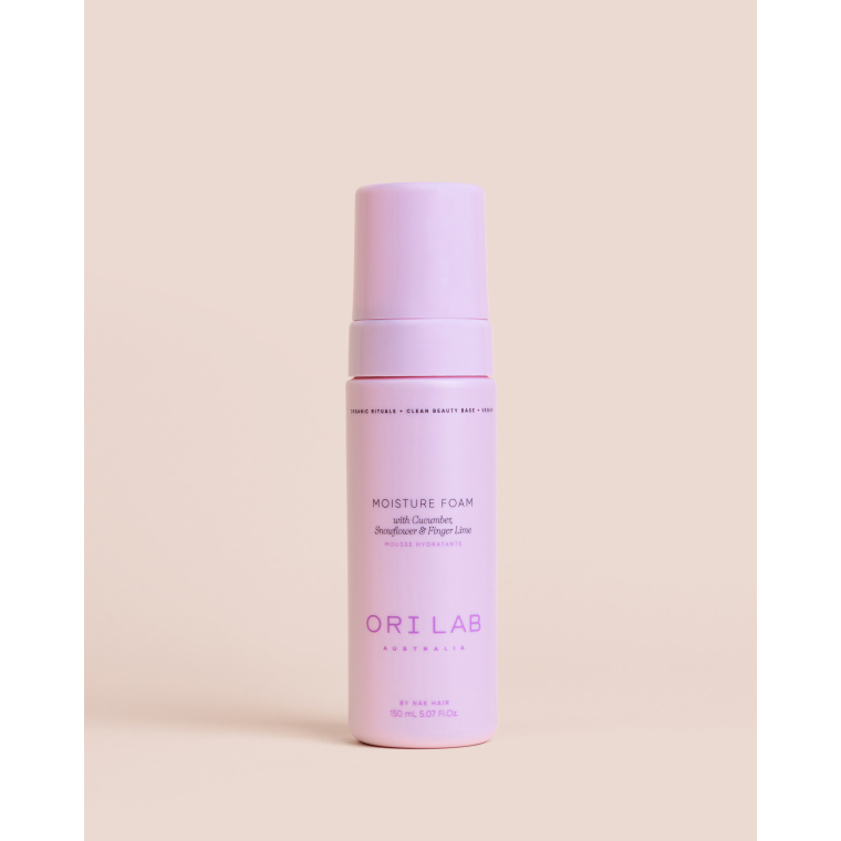 ORI Lab Moisture Foam 150ml ORI Lab Moisture Foam 150ml is een lichte, hydraterende styling mousse die het haar intens verzorgt en tegelijkertijd volume, controle en zachtheid biedt. Deze verfijnde formule is speciaal ontwikkeld om het haar te hydrateren zonder het te verzwaren, waardoor het perfect is voor een natuurlijke, luchtige styling. Verrijkt met komkommer, snowflower en finger lime helpt deze mousse het haar te voeden, te verzachten en te beschermen tegen uitdroging. Het haar voelt onmiddellijk soepeler aan, krijgt meer glans en blijft de hele dag licht en beweeglijk. De zachte schuimtextuur verdeelt zich moeiteloos door het haar en zorgt voor een gelijkmatige styling zonder plakkerig of hard effect. Ideaal voor het creëren van volume, het definiëren van natuurlijke beweging of het voorbereiden van het haar op styling. Waarom kiezen voor ORI Lab Moisture Foam 150ml? Deze mousse combineert verzorging en styling in één product. Perfect voor wie volume en controle wil zonder het haar zwaar of stijf te maken, met een natuurlijke en verzorgde finish. Belangrijkste voordelen Hydrateert het haar zonder te verzwaren Geeft volume en natuurlijke beweging Zorgt voor een zachte en flexibele hold Laat het haar soepel en glanzend aanvoelen Geen plakkerig of hard effect Ideaal voor een luchtige, natuurlijke styling Gebruik Goed schudden voor gebruik. Breng een kleine hoeveelheid aan op handdoekdroog haar. Verdeel gelijkmatig over de lengtes en punten. Laat natuurlijk drogen of föhn het haar voor extra volume en vorm. Professionele tip Gebruik bij de haaraanzet voor extra volume en in de lengtes voor een zachte, natuurlijke textuur. Combineer met een diffuser voor meer definitie en beweging. Waarom kopen bij Flaka.be? Flaka.be staat voor kwaliteit, betrouwbaarheid en professionele haarverzorging. Wij leveren uitsluitend originele producten van erkende merken en werken met betrouwbare leveranciers. Dankzij onze ervaring in de kappersbranche selecteren wij alleen producten die echt resultaat geven. Klanten kiezen voor Flaka.be vanwege snelle levering, correcte service en een zorgvuldig samengesteld assortiment. Bestellen bij Flaka.be betekent kiezen voor zekerheid, vakkennis en kwaliteit.