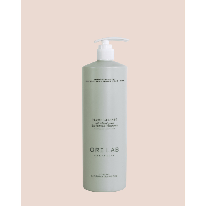 ORI Lab Plump Cleanse 1000ml – Professionele Volume & Kracht voor Fijn Haar ORI Lab Plump Cleanse 1000ml is een hoogwaardige, volumeversterkende shampoo die speciaal ontwikkeld is voor fijn, futloos en levenloos haar. Deze professionele salonformule reinigt het haar op milde wijze terwijl het tegelijkertijd volume, kracht en vitaliteit toevoegt vanaf de aanzet tot in de punten. Dankzij de verrijking met zorgvuldig geselecteerde ingrediënten zoals White Cypress, rijstproteïne en granaatappelextract wordt het haar zichtbaar voller en sterker. De formule ondersteunt de natuurlijke structuur van het haar en helpt het haar dikker en levendiger aan te laten voelen zonder het te verzwaren. Professionele verzorging in salonformaat De 1000ml verpakking is ideaal voor intensief gebruik in salons of voor klanten die thuis dezelfde professionele kwaliteit willen ervaren. Deze grotere inhoud zorgt niet alleen voor langdurig gebruik, maar biedt ook een uitstekende prijs-kwaliteitverhouding voor wie geen compromissen wil sluiten op haarverzorging. Meer volume, meer body, meer zelfvertrouwen ORI Lab Plump Cleanse werkt direct vanaf de eerste wasbeurt. Het haar voelt luchtiger, voller en krijgt een natuurlijke lift zonder stijfheid. Perfect voor mensen met fijn haar die op zoek zijn naar meer body en beweging. Belangrijkste voordelen Geeft zichtbaar meer volume en body Versterkt en verdikt de haarstructuur Reinigt mild zonder het haar te verzwaren Ideaal voor fijn en futloos haar Professionele salonkwaliteit in groot formaat Laat het haar luchtig, zacht en levendig aanvoelen Gebruik Breng een kleine hoeveelheid aan op nat haar en masseer zachtjes in op de hoofdhuid. Spoel grondig uit en herhaal indien nodig. Voor het beste resultaat combineren met ORI Lab Plump Condition. Waarom kiezen voor ORI Lab? ORI Lab combineert clean beauty met professionele prestaties. De formules zijn vegan en ontwikkeld met respect voor haar, hoofdhuid en natuur. Het merk staat voor pure verzorging, luxe en zichtbaar resultaat. Waarom kopen bij Flaka.be? Bij Flaka.be kies je voor zekerheid en kwaliteit. Wij leveren uitsluitend originele producten en werken met officiële leveranciers. Dankzij onze jarenlange ervaring in de kappersbranche selecteren wij alleen producten die écht resultaat geven. Klanten vertrouwen op Flaka.be voor snelle levering, professionele service en een zorgvuldig samengesteld assortiment. Met Flaka.be haal je salonkwaliteit direct in huis.