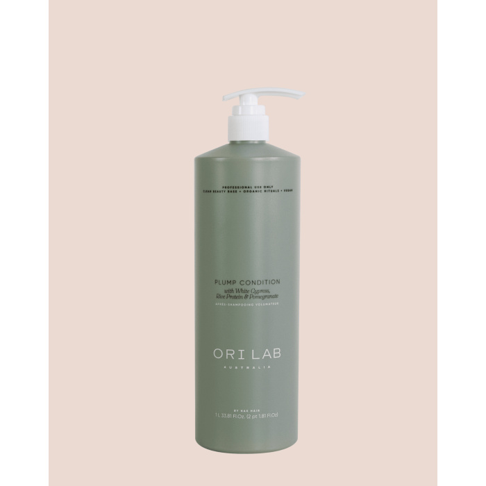 ORI Lab Plump Condition – Volume Conditioner (1000ml – Professioneel Gebruik) Geef futloos, fijn of slap haar opnieuw leven met ORI Lab Plump Condition – een luxe volume conditioner die speciaal ontwikkeld is om het haar voller, sterker en zichtbaar dikker te maken, zonder het te verzwaren. De geavanceerde formule met White Cypress, Rice Protein en Pomegranate werkt diep in op de haarstructuur en helpt het haar van binnenuit te versterken. Terwijl rijstproteïne het haarvolume opbouwt, zorgt granaatappel voor antioxidanten die het haar beschermen en laten stralen. Het resultaat? Zichtbaar voller haar met een gezonde glans en natuurlijke beweging. Waarom kiezen voor ORI Lab Plump Condition? ✔ Geeft direct meer volume en body ✔ Versterkt fijn en slap haar van binnenuit ✔ Verzacht zonder het haar zwaar te maken ✔ Zorgt voor luchtig, veerkrachtig en levendig haar ✔ Ideaal voor dagelijks gebruik in salon of thuis ✔ Professionele literverpakking – perfect voor intensief gebruik Perfect voor ✔ Fijn of dun haar ✔ Haar zonder volume of body ✔ Klanten die voller en dikker haar willen ✔ Dagelijks gebruik zonder verzwarend effect Gebruik Aanbrengen op gewassen, handdoekdroog haar. Verdelen over lengtes en punten. 2–3 minuten laten inwerken. Grondig uitspoelen. Voor maximaal volume: combineren met ORI Lab Plump Cleanse. ORI Lab Filosofie ORI Lab staat voor Clean Beauty Base + Organic Rituals + Vegan. Professionele haarverzorging die prestaties combineert met natuurlijke ingrediënten en duurzaamheid. Flaka.be – Jouw professionele partner Bij Flaka.be kies je voor kwaliteit, ervaring en originele producten. Wij werken dagelijks met deze producten in salons.