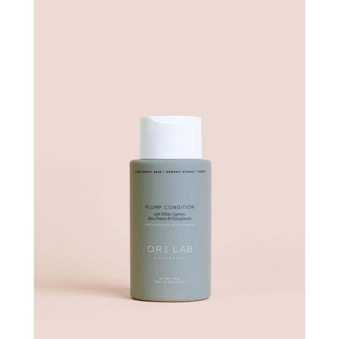 ORI Lab Plump Condition 300ml – Volume en Kracht voor Fijn Haar De ORI Lab Plump Condition is een hoogwaardige, professionele conditioner die speciaal ontwikkeld is voor fijn, futloos en volumeloos haar. Deze lichte maar krachtige formule voedt het haar zonder het te verzwaren en zorgt voor zichtbaar meer volume, body en stevigheid. Met een unieke combinatie van white cypress, rijstproteïne en granaatappelextract helpt deze conditioner de haarstructuur te versterken en te verdikken. Het haar voelt voller aan, krijgt meer veerkracht en ziet er gezonder en levendiger uit. Meer volume zonder zwaar gevoel Fijn haar heeft vaak verzorging nodig zonder dat het plat gaat liggen. ORI Lab Plump Condition biedt precies die balans: hydratatie, herstel en volume in één stap. Ideaal voor dagelijks gebruik en perfect in combinatie met de Plump Cleanse shampoo. Belangrijkste voordelen Geeft zichtbaar meer volume en body Versterkt fijn en kwetsbaar haar Hydrateert zonder het haar te verzwaren Zorgt voor een luchtig en natuurlijk resultaat Verbetert doorkambaarheid en zachtheid Professionele kwaliteit voor salon en thuisgebruik Gebruik Na het wassen aanbrengen op handdoekdroog haar, vooral in de lengtes en punten. Kort laten inwerken en daarna grondig uitspoelen. Voor extra volume niet te dicht bij de haaraanzet aanbrengen.