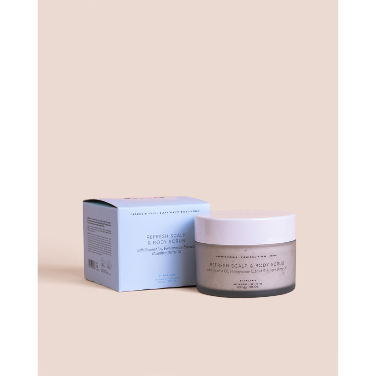 ORI Lab Refresh Scalp & Body Scrub 200g – Diepe Reiniging en Verfrissing voor Hoofdhuid en Huid De ORI Lab Refresh Scalp & Body Scrub is een luxe, multifunctionele scrub die zowel de hoofdhuid als de huid intensief reinigt en verfrist. Deze hoogwaardige formule verwijdert op milde wijze dode huidcellen, productopbouw en onzuiverheden, terwijl de huid en hoofdhuid opnieuw in balans worden gebracht. Verrijkt met kokosolie, granaatappelextract en jeneverbessenolie zorgt deze scrub voor een diep reinigend en revitaliserend effect. De huid voelt direct gladder en zachter aan, terwijl de hoofdhuid fris en schoon aanvoelt, wat de basis vormt voor gezonder en sterker haar. Detox en verzorging in één behandeling Deze scrub is ideaal voor iedereen die last heeft van productopbouw, een gevoelige of vermoeide hoofdhuid of simpelweg op zoek is naar een diepe reiniging. Door regelmatig gebruik wordt de doorbloeding gestimuleerd en kan de opname van verzorgingsproducten verbeteren. Perfect voor zowel salonbehandelingen als thuisgebruik. Belangrijkste voordelen Verwijdert dode huidcellen en onzuiverheden Reinigt de hoofdhuid diepgaand zonder uit te drogen Stimuleert de doorbloeding van de hoofdhuid Laat de huid glad, zacht en fris aanvoelen Helpt bij het herstellen van de natuurlijke balans Geschikt voor hoofdhuid én lichaam Gebruik Aanbrengen op een vochtige hoofdhuid of huid. Zacht inmasseren met cirkelvormige bewegingen om de scrubdeeltjes