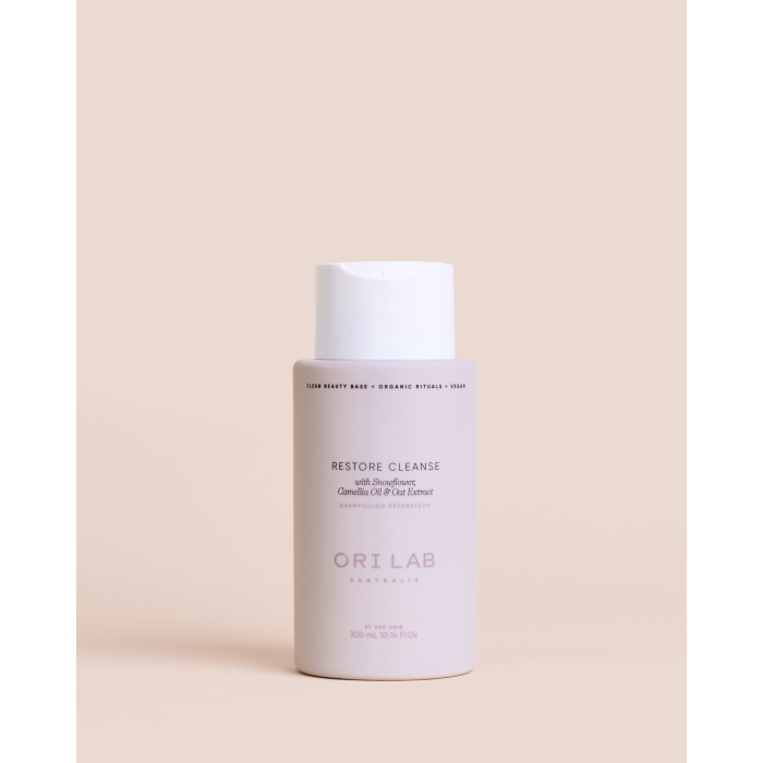ORI Lab Restore Cleanse 300ml ORI Lab Restore Cleanse 300ml is een herstellende shampoo die speciaal ontwikkeld is voor droog, verzwakt en beschadigd haar dat nood heeft aan zachte reiniging en intensieve verzorging. Deze verfijnde formule reinigt het haar op milde wijze zonder het uit te drogen en helpt de natuurlijke zachtheid, glans en souplesse van het haar te herstellen. Verrijkt met snowflower, camelliaolie en haverextract ondersteunt deze shampoo het haar vanaf de eerste wasbeurt. Het haar voelt zuiver, gevoed en beter in balans aan, terwijl droge lengtes en kwetsbare zones zichtbaar zachter en gladder worden. De formule helpt het haar er gezonder, rustiger en verzorgder uit te laten zien zonder zwaar aan te voelen. ORI Lab Restore Cleanse is ideaal voor haar dat beschadigd is door kleuring, hitte, styling of dagelijkse externe invloeden. Dankzij de verzorgende samenstelling wordt het haar beter handelbaar, minder dof en aangenamer om te stylen. Het resultaat is schoon, soepel en sterker aanvoelend haar met een luxueuze uitstraling. Waarom kiezen voor ORI Lab Restore Cleanse 300ml? Deze shampoo is perfect voor wie het haar mild wil reinigen en tegelijk extra verzorging wil geven aan droge of beschadigde haarvezels. De formule helpt het haar te herstellen, maakt het zachter en geeft opnieuw een gezonde glans. Ideaal voor een verzorgingsroutine die niet alleen reinigt, maar ook zichtbaar bijdraagt aan mooier haar. Belangrijkste voordelen Reinigt het haar op milde wijze Helpt droog en beschadigd haar te verzorgen Geeft het haar meer zachtheid en glans Ondersteunt een gezonde en verzorgde uitstraling Maakt het haar beter handelbaar zonder te verzwaren Gebruik Breng aan op nat haar en masseer zachtjes in op haar en hoofdhuid. Goed uitspoelen en indien gewenst herhalen. Voor een optimaal resultaat combineren met andere verzorgingsproducten uit de ORI Lab Restore lijn. Waarom kopen bij Flaka.be? Bij Flaka.be kies je voor kwaliteit, originele producten en professionele service. Wij werken met betrouwbare merken en zorgvuldig geselecteerde haarproducten die echt resultaat geven. Dankzij onze ervaring in professionele haarverzorging weten wij precies welke producten voldoen aan de verwachtingen van zowel salons als particulieren. Klanten kiezen voor Flaka.be vanwege snelle levering, correcte service en een assortiment waarop je kunt vertrouwen. Bestellen bij Flaka.be betekent kiezen voor zekerheid, vakkennis en kwaliteit.