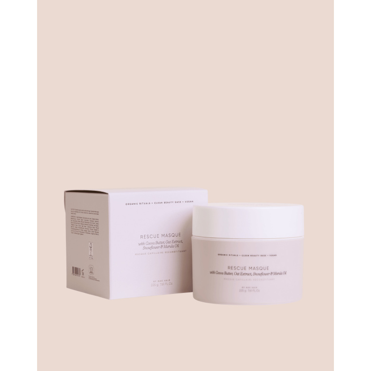 ORI Lab Curl Cleanse 300ml ORI Lab Curl Cleanse 300ml is een zachte, verzorgende shampoo speciaal ontwikkeld voor krullend en golvend haar. Deze milde formule reinigt het haar zonder de natuurlijke oliën te verwijderen en helpt krullen beter te definiëren, te hydrateren en pluis onder controle te houden. Verrijkt met flannel flower, rijstproteïne en wild rosella ondersteunt deze shampoo de natuurlijke elasticiteit van het haar en zorgt voor meer veerkracht en definitie. Krullen worden zichtbaar levendiger, soepeler en beter gevormd, terwijl het haar licht en fris aanvoelt. Dankzij de siliconenvrije formule blijft het haar luchtig en natuurlijk, zonder verzwaard of vet aan te voelen. Perfect voor wie zijn krullen wil verzorgen met een zachte, effectieve reiniging en een gezonde, glanzende finish. Waarom kiezen voor ORI Lab Curl Cleanse 300ml? Deze shampoo is ideaal voor krullend en golvend haar dat nood heeft aan hydratatie, controle en definitie. Het helpt de natuurlijke vorm van krullen te versterken en maakt het haar beter handelbaar zonder het te verzwaren. Belangrijkste voordelen Zachte reiniging voor krullend haar Helpt pluis te verminderen Verbetert kruldefinitie en elasticiteit Hydrateert en verzorgt zonder te verzwaren Siliconenvrije formule voor een natuurlijke finish Maakt het haar zacht, soepel en glanzend Gebruik Breng aan op nat haar en masseer zachtjes in op de hoofdhuid en lengtes. Goed uitspoelen en indien gewenst herhalen. Voor optimaal resultaat combineren met andere producten uit de ORI Lab Curl lijn. Waarom kopen bij Flaka.be? Flaka.be staat voor kwaliteit, betrouwbaarheid en professionele haarverzorging. Wij leveren uitsluitend originele producten van erkende merken en werken met betrouwbare leveranciers. Dankzij onze ervaring in de kappersbranche selecteren wij alleen producten die echt resultaat geven. Klanten kiezen voor Flaka.be vanwege snelle levering, correcte service en een zorgvuldig samengesteld assortiment. Bestellen bij Flaka.be betekent kiezen voor zekerheid, vakkennis en kwaliteit.
