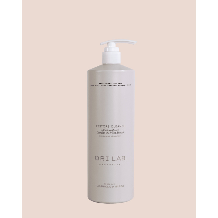 ORI Lab Restore Cleanse 1000ml – Intensief Herstel & Diepe Verzorging voor Beschadigd Haar ORI Lab Restore Cleanse 1000ml is een hoogwaardige, herstellende shampoo die speciaal ontwikkeld is voor droog, beschadigd en chemisch behandeld haar. Deze professionele formule reinigt het haar op milde wijze terwijl het tegelijkertijd intens voedt, herstelt en versterkt vanaf de wortel tot in de punten. Verrijkt met krachtige ingrediënten zoals snowflower, camelia-olie en haverextract helpt deze shampoo het haar te revitaliseren en opnieuw op te bouwen. De formule dringt diep door in de haarvezel en ondersteunt het natuurlijke herstelproces, waardoor het haar zichtbaar gezonder, sterker en veerkrachtiger wordt. Herstel van binnenuit, zichtbaar resultaat van buitenaf ORI Lab Restore Cleanse richt zich niet alleen op het oppervlak, maar werkt diep in op de haarstructuur. Het helpt beschadigde zones te herstellen, breuk te verminderen en het haar opnieuw soepel en glanzend te maken. Ideaal voor haar dat beschadigd is door kleuring, ontkleuring, hitte of externe invloeden. Salonkwaliteit in groot formaat De 1000ml verpakking is perfect voor professioneel gebruik in salons of voor intensief thuisgebruik. Het biedt langdurige verzorging en een uitstekende prijs-kwaliteitverhouding voor wie zijn haar serieus wil herstellen met producten van topniveau. Belangrijkste voordelen Herstelt en versterkt beschadigd haar intensief Voedt diep zonder het haar te verzwaren Vermindert haarbreuk en droogheid Geeft het haar zachtheid, glans en elasticiteit Ideaal voor chemisch behandeld en droog haar Professionele salonformule in groot formaat Gebruik Breng een kleine hoeveelheid aan op nat haar en masseer zachtjes in op de hoofdhuid en lengtes. Spoel grondig uit en herhaal indien nodig. Voor optimaal resultaat combineren met ORI Lab Restore Condition of Treatment. Waarom kiezen voor ORI Lab? ORI Lab staat voor clean beauty, luxe verzorging en zichtbaar resultaat. De producten zijn vegan en ontwikkeld met respect voor haar, hoofdhuid en natuur. Perfect voor wie op zoek is naar professionele haarverzorging zonder compromissen. Waarom kopen bij Flaka.be? Bij Flaka.be kies je voor zekerheid en kwaliteit. Wij leveren uitsluitend originele producten en werken met officiële leveranciers. Dankzij onze jarenlange ervaring in de kappersbranche selecteren wij alleen producten die écht resultaat geven. Klanten vertrouwen op Flaka.be voor snelle levering, professionele service en een zorgvuldig samengesteld assortiment. Met Flaka.be haal je salonkwaliteit direct in huis.