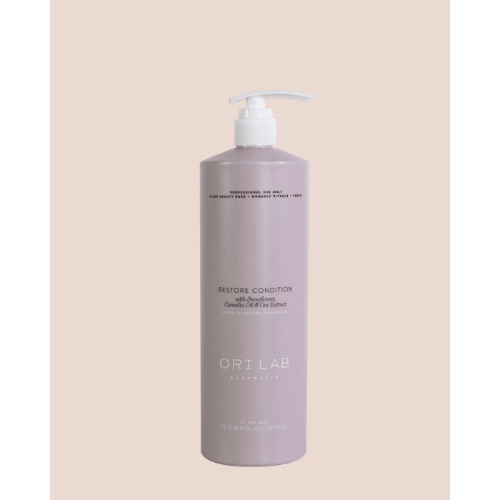 ORI Lab Restore Condition – Intensief Herstellende Conditioner (1000ml – Professioneel Gebruik) Beschadigd, droog of futloos haar heeft meer nodig dan een gewone conditioner. Het heeft een echte herstellende behandeling nodig. ORI Lab Restore Condition is een luxueuze, professionele conditioner die het haar diep voedt, herstelt en versterkt zonder het te verzwaren. Deze hoogwaardige formule, verrijkt met Snowflower, Camellia Oil en Oat Extract, dringt diep door in de haarvezel om schade te herstellen, vocht vast te houden en het haar opnieuw soepel en gezond te maken. Het resultaat is zijdezacht, glanzend en sterk haar dat makkelijker te stylen is. Waarom kiezen voor ORI Lab Restore Condition? Dit is geen standaard conditioner… Dit is een professionele herstelbehandeling voor dagelijks gebruik. ✔ Herstelt beschadigd en chemisch behandeld haar ✔ Voedt intens zonder het haar zwaar te maken ✔ Vermindert haarbreuk en gespleten punten ✔ Maakt het haar zacht, glad en makkelijk doorkambaar ✔ Geeft een natuurlijke glans en gezonde uitstraling ✔ Ideaal voor salongebruik en grootverbruik (1 liter) Voor wie is dit product geschikt? ✔ Droog, beschadigd of breekbaar haar ✔ Haar dat behandeld is met kleur, blondeer of keratine ✔ Haar dat vaak wordt gestyled met hitte ✔ Klanten die hun haar weer gezond en sterk willen maken Gebruik Na het wassen aanbrengen op nat haar. Verdelen over lengtes en punten. 1–3 minuten laten inwerken. Grondig uitspoelen. Voor optimaal resultaat combineren met ORI Lab Restore Cleanse. ORI Lab Filosofie ORI Lab staat voor Clean Beauty Base + Organic Rituals + Vegan. Professionele haarverzorging met zachte, natuurlijke ingrediënten – zonder compromis op resultaat. Flaka.be – Jouw Professionele Partner Bij Flaka.be koop je uitsluitend originele en professionele salonproducten. Wij selecteren alleen producten die écht werken, getest in de praktijk.
