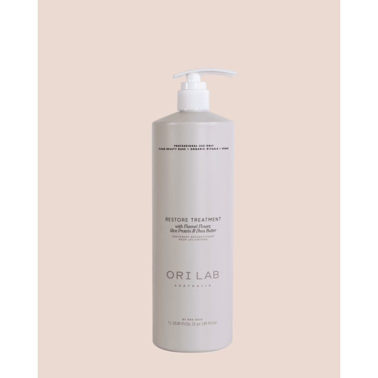 ORI Lab Restore Treatment – Herstellend Haarmasker (1000ml – Professioneel Gebruik) Wanneer het haar beschadigd, droog of futloos aanvoelt, heeft het geen gewone verzorging nodig… maar een intensieve herstelling. ORI Lab Restore Treatment is een diepwerkend professioneel haarmasker dat het haar van binnenuit herstelt, versterkt en opnieuw tot leven brengt. De krachtige formule met Flannel Flower, Rice Protein en Shea Butter voedt het haar intensief, helpt beschadigde haarvezels te herstellen en geeft het haar zijn natuurlijke kracht en glans terug. Ideaal voor haar dat chemisch behandeld, gekleurd of verzwakt is. Waarom kiezen voor ORI Lab Restore Treatment? Dit is geen standaard masker… dit is een herstelbehandeling op salonniveau. ✔ Herstelt beschadigd en verzwakt haar intensief ✔ Voedt diep zonder het haar te verzwaren ✔ Versterkt de haarstructuur van binnenuit ✔ Geeft zachtheid, glans en elasticiteit terug ✔ Vermindert haarbreuk en gespleten punten ✔ Ideaal voor professioneel gebruik en grootverbruik (1 liter) Perfect voor ✔ Beschadigd of chemisch behandeld haar ✔ Droog en dof haar ✔ Haar met gespleten punten ✔ Klanten die hun haar willen herstellen en versterken Gebruik Aanbrengen op gewassen, handdoekdroog haar. Verdelen over lengtes en punten. 5–10 minuten laten inwerken voor intens herstel. Grondig uitspoelen. Voor extra resultaat: licht verwarmen of onder een handdoek laten inwerken. ORI Lab Filosofie ORI Lab staat voor Clean Beauty Base + Organic Rituals + Vegan. Professionele haarverzorging met natuurlijke ingrediënten en maximale prestaties. Flaka.be – Professionele Garantie Bij Flaka.be koop je enkel originele salonproducten. Wij werken dagelijks met deze producten en kennen de resultaten.
