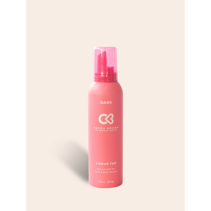 Zo gebruik je het: Goed schudden voor gebruik. Breng de mousse aan op een zelfbruinhandschoen en masseer gelijkmatig in op een droge, gereinigde huid. Laat de mousse intrekken: 1 uur voor een subtiele glow 2 uur voor een diepere bruining 3 uur voor een intens, zonovergoten resultaat Daarna afspoelen onder de douche. De kleur ontwikkelt zich nog verder na het afspoelen.