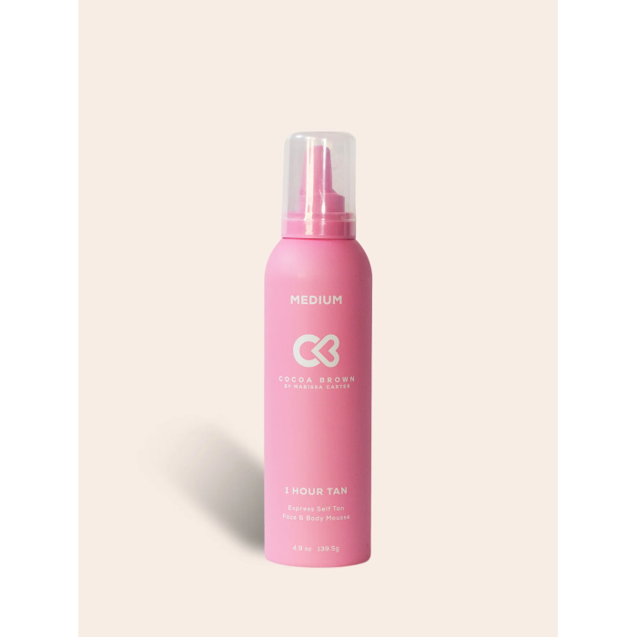Zo gebruik je het: Goed schudden voor gebruik. Breng de mousse aan op een zelfbruinhandschoen en masseer gelijkmatig in op een droge, gereinigde huid. Laat de mousse intrekken: 1 uur voor een subtiele glow 2 uur voor een diepere bruining 3 uur voor een intens, zonovergoten resultaat Daarna afspoelen onder de douche. De kleur ontwikkelt zich nog verder na het afspoelen.