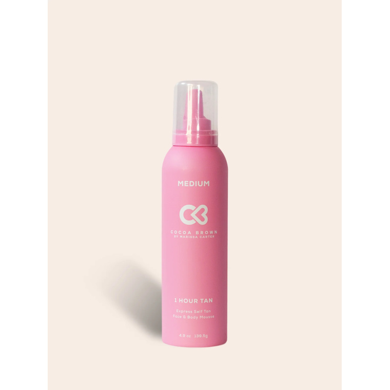 Zo gebruik je het: Goed schudden voor gebruik. Breng de mousse aan op een zelfbruinhandschoen en masseer gelijkmatig in op een droge, gereinigde huid. Laat de mousse intrekken: 1 uur voor een subtiele glow 2 uur voor een diepere bruining 3 uur voor een intens, zonovergoten resultaat Daarna afspoelen onder de douche. De kleur ontwikkelt zich nog verder na het afspoelen.
