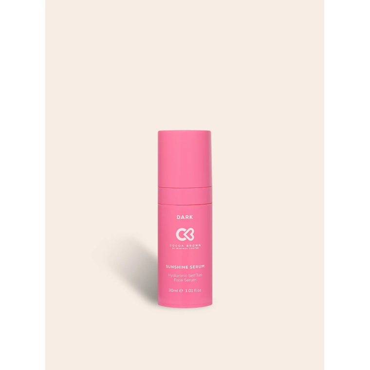 COCOA BROWN Sunshine Face Serum 30ml Dark Cocoa Brown Sunshine Self-Tan Serum – Stralende huid & natuurlijke glow in één Dit innovatieve serum combineert huidverzorging met zelfbruiner: voor een subtiele, sun-kissed glow én een intens gehydrateerde huid. Verrijkt met hyaluronzuur en peptiden helpt het fijne lijntjes te verzachten en de elasticiteit van de huid te verbeteren. Voor een gezonde, jeugdige uitstraling – elke dag opnieuw. Glow & verzorging in één: ✔ Natuurlijk gebruinde glow ✔ Hydrateert & verstevigt ✔ Egaliseert de huid ✔ Geschikt voor alle huidtypes Verkrijgbaar in 2 tinten: Medium & Dark flaka.be