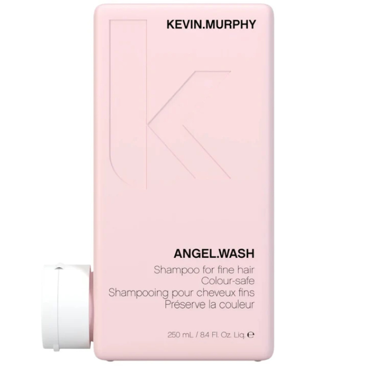 Alles wat je wilt weten over Kevin Murphy Angel Wash Shampoo - 250ml Heb je fijn, gekleurd haar dat snel futloos oogt of slap hangt? Dan is de Kevin Murphy Angel Wash Shampoo echt iets voor jou. Deze shampoo is speciaal gemaakt voor haar dat wat extra liefde nodig heeft – zonder het zwaar te maken. De shampoo is verrijkt met natuurlijke ingrediënten zoals haverproteïne, groene thee en lavendel. En het fijne is: hij is vrij van sulfaten en parabenen, dus superzacht voor je hoofdhuid en haarkleur.flaka.be