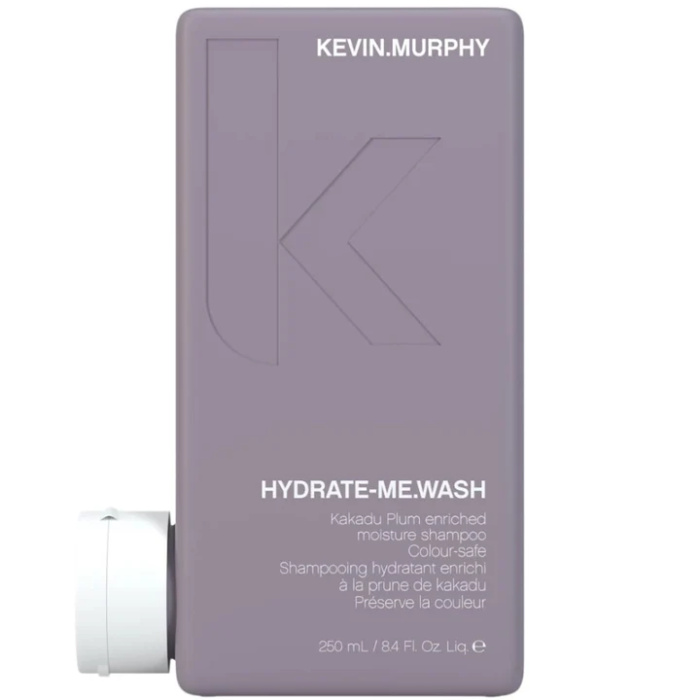 Alles wat je wilt weten over Kevin Murphy Hydrate Me.Wash Shampoo - 250ml Kevin Murphy Hydrate Me.Wash Shampoo is dé hydraterende shampoo voor droog, dof of gekleurd haar dat snakt naar voeding en glans. Deze luxe shampoo is verrijkt met krachtige ingrediënten zoals Kakadu Plum, Shea Butter en Teunisbloemolie die je haar intens hydrateren zonder het te verzwaren. Of je nu last hebt van droogte door stylingtools, zon of simpelweg van nature droog haar hebt, deze Kevin Murphy shampoo brengt je lokken weer tot leven. En het mooiste? Hij is vrij van sulfaten en parabenen, dus superlief voor je haar én je hoofdhuid.flaka.be