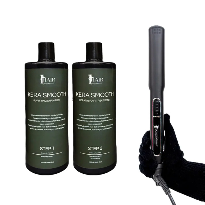 Waarom Kera Smooth Keratinebehandeling Onmisbaar Is Geef je klanten een professionele salonbehandeling met deze complete set: de Kera Smooth Keratinebehandeling (Step 1 & 2 – 1000 ml) en de Titanium I Hair Stijltang. Voor glad, pluisvrij en glanzend haar dat tot 5 maanden houdt. Belangrijkste voordelen: Herstelt en versterkt beschadigd haar Vermindert pluis en verhoogt glans Titanium stijltang verzegelt keratine voor ultieme gladheid Geschikt voor alle haartypes Belangrijkste ingrediënten: Gehydrolyseerde keratine, arganolie, olijfolie, kokosolie, jojoba-olie, hennepzaadolie Inhoud: Step 1 – 1000 ml Step 2 – 1000 ml Titanium I Hair Stijltang Gebruik: Was en droog het haar, breng Step 2 aan, laat 30–40 min inwerken, föhn en style met de stijltang op 180–250°C (afhankelijk van haartype). De Voordelen van Keratinebehandeling De Kera Smooth Keratinebehandeling is de ideale oplossing voor iedereen die streeft naar glad, glanzend en gezond haar. Deze behandeling herstelt de structuur van het haar door keratine, een essentieel eiwit, diep in de haarlokken te laten doordringen. Het resultaat is een merkbare vermindering van frizz en kroezen, wat je haar een zijdezachte uitstraling geeft. Bovendien kan het de stylingtijd aanzienlijk verkorten, wat het een waardevolle investering maakt voor drukke levensstijlen. Deze behandeling is ontworpen om een langdurig effect te bieden, zodat je dagenlang kunt genieten van je prachtige, mooi gestyleerde haar. Stap voor Stap Toepassing van de Behandeling De Kera Smooth Keratinebehandeling bestaat uit twee essentiële stappen die eenvoudig toe te passen zijn. In stap 1 breng je de keratineformule aan op schoon, droog haar. Deze formule doordringt de haarstructuur en repareert beschadigingen. Na een inwerktijd, gebruik je in stap 2 de bijgeleverde stijltang van titanium, die gelijkmatig warmte afgeeft voor een optimaal resultaat. Deze combinatie zorgt ervoor dat de keratine zich bindt aan de haarvezels, waardoor je haar niet alleen steviger maar ook gezonder wordt. Het is belangrijk om deze stappen nauwkeurig te volgen voor het beste resultaat. Waarom Kiezen voor de Titanium Stijltang? De bijgeleverde titanium stijltang is een game changer als het gaat om haarstyling. Titanium platen bieden een gelijkmatige warmteverdeling, wat betekent dat je haarslacken efficiënter en minder beschadigend worden gestyled. De stijltang heeft een snelle opwarmtijd en blijft constant op de gewenste temperatuur, wat essentieel is voor het maximaliseren van de effecten van de keratinebehandeling. Klanten waarderen niet alleen de effectiviteit, maar ook de duurzaamheid van deze stijltang. Het gebruik van een betrouwbare en professionele stijltang is cruciaal voor het behouden van de gezondheid en schoonheid van je haar na de behandeling. FLAKA.BE