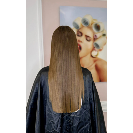 Organic Gold The Gloss Anti Frizz Protein Diamond 1000ml De werkzame ingrediënten van Organic Gold Protein Diamond Proteïne behandeling die het haar voeden en hydrateren zorgen voor herstel met heerlijk zacht, glad en glanzend haar als resultaat. Afhankelijk van haartype en haarstijl is er na de eerste behandeling al sprake van een straightening effect van 80% tot en met 100% voor een duur van 4 tot 6 maanden. Ga naar haartypes voor meer informatie en advies. De Organic Gold Protein Diamond Proteïne behandeling is bekend omdat het zelfs de meest lastige haartypes weer behandelbaar maakt. De formule van deze Proteïne behandeling zorgt ervoor dat zeer droog, breekbaar en/of weinig elastisch haar omgetoverd wordt tot zijdezacht, steil en zeer glanzend haar. FLAKA.BE