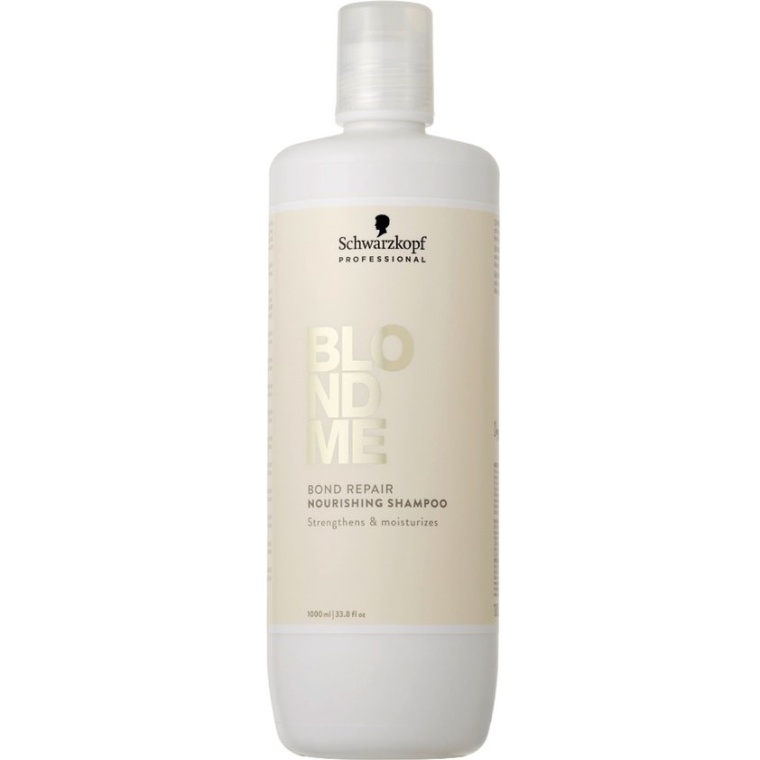 Met de Schwarzkopf BlondMe Bond Repair Nourishing Shampoo geef jij jouw blonde lokken de liefde die ze verdienen! Deze shampoo combineert een zachte reiniging met geavanceerde technologieën om jouw haar intens te verzorgen en versterken. Dankzij de unieke Bond Repair Technologie worden interne haarbindingen hersteld, wat resulteert in tot wel 5x sterker haar na slechts één gebruik. De formule is verrijkt met de innovatieve Cutting-Edge Bond Repair Technologie en een Lotus Leaf Sealing Effect, zodat je haar niet alleen stralend en gezond oogt, maar ook beschermd is tegen externe invloeden van buitenaf. Perfect voor natuurlijk, gekleurd en ontkleurd blond haar! Wat zijn de belangrijke kenmerken van de Schwarzkopf BlondMe Bond Repair Nourishing Shampoo? De BlondMe Bond Repair Nourishing Shampoo flaka.be
