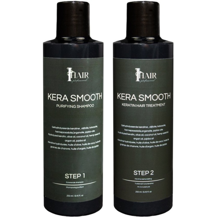 KERATINEBEHANDELING – STEP 1 & STEP 2 (250 ml) Geef het haar een intensieve verzorging en langdurige gladheid met onze professionele keratinebehandeling. Deze behandeling is ontwikkeld om het haar te herstellen, te verzachten en te versterken van binnenuit. Ideaal voor salons en professionals die hun klanten perfect glad, pluisvrij en glanzend haar willen aanbieden. Belangrijkste ingrediënten Onze formule is verrijkt met hoogwaardige, voedende oliën en proteïnen: Gehydrolyseerde keratine – vult beschadigde haarvezels aan, versterkt en herstelt het haar. Olijfolie – hydrateert diep en geeft soepelheid. Kokosolie – voedt het haar en voorkomt eiwitverlies. Hennepzaadolie – rijk aan omega’s, bevordert elasticiteit en glans. Arganolie – maakt het haar zijdezacht en glad. Jojoba-olie – reguleert vochtbalans en zorgt voor extra glans. Wat doet een keratinebehandeling? Een keratinebehandeling zorgt voor: Minder pluis en meer controle Gladder en glanzender haar Herstel van beschadigde haarstructuur Sterker, veerkrachtiger haar Langdurige resultaten (3 tot 5 maanden, afhankelijk van haartype) Deze behandeling is geschikt voor gestrest, pluizig, droog of chemisch behandeld haar. Inhoud Step 1 – 250 ml Step 2 – 250 ml Gebruiksaanwijzing – Keratinebehandeling Reiniging: Was het haar 2–3 keer met Step 1, spoel grondig uit en föhn het haar tot 100% droog. Aanbrengen van het product: Breng het product aan op het haar, 1–1,5 cm vanaf de hoofdhuid. Verdeel gelijkmatig over alle lokken. Inwerktijd: Laat het product 30–40 minuten inwerken. Spoelen: Spoel het haar uit met alleen water (GEEN SHAMPOO). Föhnen: Föhn het haar opnieuw tot volledig droog. Stijlen: Verdeel het haar in dunne lokken en stijl elke lok 10–15 keer met een stijltang op 180–250 °C, afhankelijk van het haartype. Afronden: Spoel het haar na het stijlen volledig uit en werk af met Stap 3 en Stap 4 voor optimale resultaten. Aanbevolen stijltangtemperaturen per haartype Ontkleurd of sterk beschadigd haar: 170–190 °C Fijn en/of gekleurd haar: 190–210 °C Dik, sterk of weerbarstig haar: 210–250 °C TIP: Gebruik bij voorkeur een stijltang met titaniumplaten voor een gelijkmatige warmteverdeling en optimale verzegeling van de keratine. Begin steeds met een lagere temperatuur en bouw deze geleidelijk op indien nodig. Op deze manier kun je het haar goed inschatten, voorkom je beschadiging en bereik je het beste resultaat op een veilige manier.