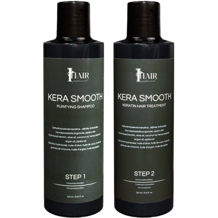 KERATINEBEHANDELING – STEP 1 & STEP 2 (250 ml) Geef het haar een intensieve verzorging en langdurige gladheid met onze professionele keratinebehandeling. Deze behandeling is ontwikkeld om het haar te herstellen, te verzachten en te versterken van binnenuit. Ideaal voor salons en professionals die hun klanten perfect glad, pluisvrij en glanzend haar willen aanbieden. Belangrijkste ingrediënten Onze formule is verrijkt met hoogwaardige, voedende oliën en proteïnen: Gehydrolyseerde keratine – vult beschadigde haarvezels aan, versterkt en herstelt het haar. Olijfolie – hydrateert diep en geeft soepelheid. Kokosolie – voedt het haar en voorkomt eiwitverlies. Hennepzaadolie – rijk aan omega’s, bevordert elasticiteit en glans. Arganolie – maakt het haar zijdezacht en glad. Jojoba-olie – reguleert vochtbalans en zorgt voor extra glans. Wat doet een keratinebehandeling? Een keratinebehandeling zorgt voor: Minder pluis en meer controle Gladder en glanzender haar Herstel van beschadigde haarstructuur Sterker, veerkrachtiger haar Langdurige resultaten (3 tot 5 maanden, afhankelijk van haartype) Deze behandeling is geschikt voor gestrest, pluizig, droog of chemisch behandeld haar. Inhoud Step 1 – 250 ml Step 2 – 250 ml Gebruiksaanwijzing – Keratinebehandeling Reiniging: Was het haar 2–3 keer met Step 1, spoel grondig uit en föhn het haar tot 100% droog. Aanbrengen van het product: Breng het product aan op het haar, 1–1,5 cm vanaf de hoofdhuid. Verdeel gelijkmatig over alle lokken. Inwerktijd: Laat het product 30–40 minuten inwerken. Spoelen: Spoel het haar uit met alleen water (GEEN SHAMPOO). Föhnen: Föhn het haar opnieuw tot volledig droog. Stijlen: Verdeel het haar in dunne lokken en stijl elke lok 10–15 keer met een stijltang op 180–250 °C, afhankelijk van het haartype. Afronden: Spoel het haar na het stijlen volledig uit en werk af met Stap 3 en Stap 4 voor optimale resultaten. Aanbevolen stijltangtemperaturen per haartype Ontkleurd of sterk beschadigd haar: 170–190 °C Fijn en/of gekleurd haar: 190–210 °C Dik, sterk of weerbarstig haar: 210–250 °C TIP: Gebruik bij voorkeur een stijltang met titaniumplaten voor een gelijkmatige warmteverdeling en optimale verzegeling van de keratine. Begin steeds met een lagere temperatuur en bouw deze geleidelijk op indien nodig. Op deze manier kun je het haar goed inschatten, voorkom je beschadiging en bereik je het beste resultaat op een veilige manier.