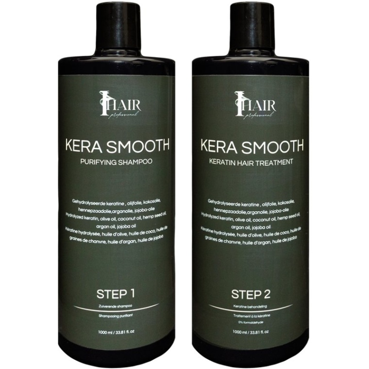 Verken de Kera Smooth Keratinebehandeling voor Mooier Haar Geef het haar een intensieve verzorging en langdurige gladheid met onze professionele keratinebehandeling. Deze behandeling is ontwikkeld om het haar te herstellen, te verzachten en te versterken van binnenuit. Ideaal voor salons en professionals die hun klanten perfect glad, pluisvrij en glanzend haar willen aanbieden. Belangrijkste ingrediënten Onze formule is verrijkt met hoogwaardige, voedende oliën en proteïnen: Gehydrolyseerde keratine – vult beschadigde haarvezels aan, versterkt en herstelt het haar. Olijfolie – hydrateert diep en geeft soepelheid. Kokosolie – voedt het haar en voorkomt eiwitverlies. Hennepzaadolie – rijk aan omega’s, bevordert elasticiteit en glans. Arganolie – maakt het haar zijdezacht en glad. Jojoba-olie – reguleert vochtbalans en zorgt voor extra glans. Wat doet een keratinebehandeling? Een keratinebehandeling zorgt voor: Minder pluis en meer controle Gladder en glanzender haar Herstel van beschadigde haarstructuur Sterker, veerkrachtiger haar Langdurige resultaten (3 tot 5 maanden, afhankelijk van haartype) Deze behandeling is geschikt voor gestrest, pluizig, droog of chemisch behandeld haar. Inhoud Step 1 – 1000 ml Step 2 – 1000 ml Gebruiksaanwijzing – Keratinebehandeling Reiniging: Was het haar 2–3 keer met Step 1, spoel grondig uit en föhn het haar tot 100% droog. Aanbrengen van het product: Breng het product aan op het haar, 1–1,5 cm vanaf de hoofdhuid. Verdeel gelijkmatig over alle lokken. Inwerktijd: Laat het product 30–40 minuten inwerken. Spoelen: Spoel het haar uit met alleen water (GEEN SHAMPOO). Föhnen: Föhn het haar opnieuw tot volledig droog. Stijlen: Verdeel het haar in dunne lokken en stijl elke lok 10–15 keer met een stijltang op 180–250 °C, afhankelijk van het haartype. Afronden: Spoel het haar na het stijlen volledig uit en werk af met Stap 3 en Stap 4 voor optimale resultaten. Aanbevolen stijltangtemperaturen per haartype Ontkleurd of sterk beschadigd haar: 170–190 °C Fijn en/of gekleurd haar: 190–210 °C Dik, sterk of weerbarstig haar: 210–250 °C TIP: Gebruik bij voorkeur een stijltang met titaniumplaten voor een gelijkmatige warmteverdeling en optimale verzegeling van de keratine. Begin steeds met een lagere temperatuur en bouw deze geleidelijk op indien nodig. Op deze manier kun je het haar goed inschatten, voorkom je beschadiging en bereik je het beste resultaat op een veilige manier. Wat is Kera Smooth? Kera Smooth is een innovatieve keratinebehandeling die speciaal ontwikkeld is om de gezondheid en uitstraling van je haar te verbeteren. Deze behandelingen, Stap 1 en Stap 2, werken samen om jouw haar te transformeren. De krachtige ingrediënten in Kera Smooth helpen bij het herstellen van beschadigd haar, verminderen pluizigheid en bieden een glanzende afwerking. Ideaal voor iedereen die op zoek is naar een oplossing voor droog en stijl ongelukkig haar. Door de intensieve verzorging wordt het haar niet alleen gezonder, maar ook veel makkelijker te stylen. De Voordelen van Kera Smooth Kera Smooth biedt verschillende voordelen voor je haar. Ten eerste zorgt het voor diepe hydratatie, waardoor droog en breekbaar haar weer soepel aanvoelt. Daarnaast geeft de keratinebehandeling een langdurige bescherming tegen hitte en beschadiging door stylingtools. Bovendien helpt de formule bij het verminderen van frizz en onhandelbaarheid, wat het makkelijker maakt om dagelijks je haar te stylen. Al met al biedt Kera Smooth de ultieme oplossing voor iedereen die wil genieten van glanzend en gezond haar. Hoe Gebruik je de Kera Smooth Behandeling? Het toepassen van de Kera Smooth keratinebehandeling is eenvoudig en kan thuis of in een salon worden gedaan. Begin met Stap 1, waarbij je het product gelijkmatig aanbrengt op schone, handdoekdroge lokken. Laat het product enkele minuten inwerken zodat de keratine goed kan absorberen. Spoel het haar grondig uit voordat je Stap 2 aanbrengt. Deze laatste stap zorgt voor een langdurige afsluiting van de behandeling, waardoor je haar er zijdezacht en glanzend uitziet. Volg deze stappen regelmatig voor optimaal resultaat en geniet van je prachtige, gezonde haar. FLAKA.BE