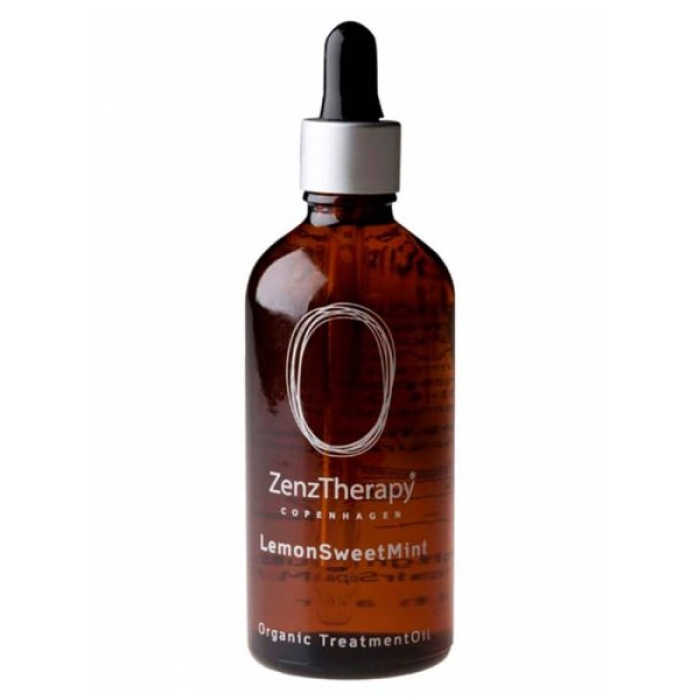 ZENZ Therapy Lemon Sweet Mint Oil is een verfrissende en luxueuze professionele haarolie die het haar intens voedt, hydrateert en beschermt tegen dagelijkse invloeden. Dankzij de unieke combinatie van citroen en frisse mint krijgt het haar niet alleen een gezonde uitstraling, maar ook een heerlijk fris en energiek gevoel. Deze lichte premium olie helpt droog, pluizig en futloos haar opnieuw zacht, soepel en glanzend te maken zonder het haar vet of zwaar te maken. De professionele Scandinavische formule dringt diep door in het haar en helpt beschadigde punten te verzorgen terwijl het haar sterker en beter handelbaar wordt. De frisse Lemon Sweet Mint geur zorgt voor een ultieme wellness-ervaring en maakt deze olie perfect voor dagelijks gebruik. Ideaal als finishing touch voor een professionele salonlook met extra glans en zachtheid. Waarom kiezen voor ZENZ Therapy Lemon Sweet Mint Oil? • Luxe professionele haarolie • Hydrateert en voedt intensief • Geeft natuurlijke glans • Vermindert pluizigheid • Frisse Lemon & Mint geur • Lichtgewicht formule zonder vet effect • Beschermt tegen uitdroging • Geschikt voor alle haartypes Perfect voor: • Droog haar • Pluizig haar • Dof haar zonder glans • Beschadigd haar • Dagelijkse haarverzorging • Professionele styling en finishing Gebruik: Breng enkele druppels aan op handdoekdroog of droog haar. Verdeel gelijkmatig over de lengtes en punten. Niet uitspoelen. Voor een optimaal resultaat dagelijks gebruiken. Waarom bestellen bij Flaka.be? Bij Flaka.be koop je originele ZENZ Therapy producten van professionele salonkwaliteit. Wij bieden snelle levering in België en Nederland, scherpe prijzen en een zorgvuldig geselecteerd assortiment premium haarverzorging. ZENZ Therapy Lemon Sweet Mint Oil 100ml | Professionele Haarolie | Flaka.be Ontdek ZENZ Therapy Lemon Sweet Mint Oil 100ml. Luxe hydraterende haarolie met frisse lemon en mint voor glans, zachtheid en bescherming. Bestel nu bij Flaka.be. ZENZ Therapy Lemon Sweet Mint Oil ZENZ haarolie Professionele haarolie Mint haarolie Lemon haarolie Hydraterende haarolie Anti pluis haarolie ZENZ Therapy België Salon haarverzorging Flaka.be ZENZ Therapy