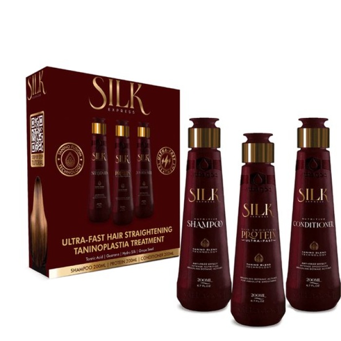 Vitta Gold Silk Express Proteïne Behandeling Kit 3x200ml flaka.be Tabii, bol.com için güçlü Flamanca ürün açıklaması: Vitta Gold Silk Express Proteïne Behandeling Kit 3x200ml Geef je haar een intensieve verzorging met de Vitta Gold Silk Express Proteïne Behandeling. Deze professionele 3-stappen behandeling is speciaal ontwikkeld om beschadigd, droog, pluizig en dof haar diep te herstellen en zichtbaar gladder, zachter en glanzender te maken. De formule helpt het haar te voeden, te versterken en beter handelbaar te maken. Ideaal voor haar dat beschadigd is door kleuring, ontkleuring, hitte tools of chemische behandelingen. Voordelen: ✔ Vermindert pluis ✔ Geeft glans en zachtheid ✔ Helpt beschadigd haar herstellen ✔ Maakt het haar makkelijker doorkambaar ✔ Professionele proteïnebehandeling voor thuis of salon ✔ Geschikt voor droog, pluizig en behandeld haar Inhoud van de kit: Shampoo 200ml Proteïne Treatment 200ml Conditioner 200ml Gebruiksaanwijzing: Stap 1 – Shampoo Was het haar met de shampoo om het haar goed te reinigen en voor te bereiden op de behandeling. Spoel goed uit. Stap 2 – Proteïne Treatment Droog het haar ongeveer 80% tot 100%. Breng de proteïnebehandeling gelijkmatig aan op het haar, lok voor lok. Laat het product 30 tot 50 minuten inwerken, afhankelijk van de haarstructuur. Stap 3 – Uitspoelen en afwerken Spoel het haar licht uit. Breng daarna de conditioner aan, laat kort inwerken en spoel opnieuw uit. Droog het haar volledig en werk af met föhn of stijltang voor een optimaal glad en glanzend resultaat. Resultaat: Zijdezacht, glanzend, gevoed en pluisvrij haar met een professionele salonlook. Let op: Alleen voor uitwendig gebruik. Vermijd contact met de ogen. Buiten bereik van kinderen houden. Bij irritatie het gebruik stoppen.