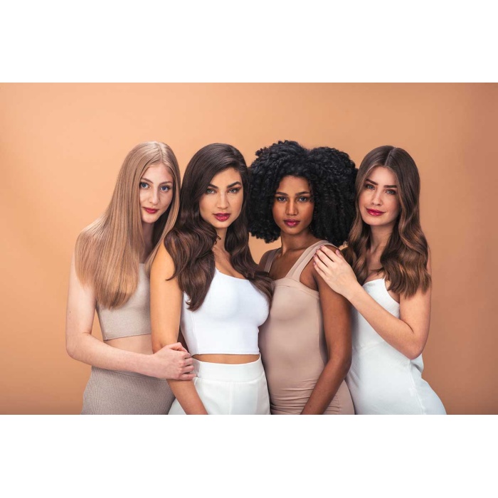 Vitta Gold Nanoplex Arginina & Sweet Professional The First Maintenance – De Perfecte Combinatie voor Langdurig Glad en Gezond Haar Professionele haarverzorging voor een langdurig salonresultaat Ervaar de kracht van twee toonaangevende Braziliaanse merken in één complete verzorgingsroutine. Vitta Gold Nanoplex Arginina en Sweet Professional The First Maintenance vormen samen de ideale combinatie om het haar intensief te herstellen, te voeden en langdurig glad, glanzend en pluisvrij te houden. Na een keratine-, proteïne- of smoothingbehandeling heeft het haar specifieke verzorging nodig. Deze professionele producten helpen de gladde structuur te behouden, beschermen de haarvezel en zorgen ervoor dat het haar langer gezond, sterk en zijdezacht blijft. Waarom kiezen voor deze combinatie? ✔ Professionele salonkwaliteit ✔ Langdurige bescherming na keratine- en proteïnebehandelingen ✔ Vermindert pluis en ongewenst volume ✔ Geeft intense glans en een zijdezachte finish ✔ Hydrateert droog en beschadigd haar ✔ Ondersteunt de natuurlijke haarstructuur ✔ Geschikt voor dagelijks gebruik ✔ Voor alle haartypes, inclusief gekleurd en chemisch behandeld haar Vitta Gold Nanoplex Arginina De Nanoplex Arginina-lijn is ontwikkeld met moderne Braziliaanse technologie en verzorgende ingrediënten die het haar intensief ondersteunen. De formule helpt de haarvezel te versterken, vochtverlies te beperken en de natuurlijke soepelheid van het haar te behouden. Belangrijkste voordelen Intensieve hydratatie Minder pluizig haar Meer glans en elasticiteit Sterker en gezonder haar Professionele verzorging voor thuis Sweet Professional The First Maintenance Sweet Professional is wereldwijd geliefd bij professionele salons. De First Maintenance Shampoo en Conditioner zijn speciaal ontwikkeld om het resultaat van een smoothing-, keratine- of proteïnebehandeling zo lang mogelijk te behouden. De formule met verzorgende ingrediënten reinigt het haar op milde wijze zonder het uit te drogen en helpt het haar soepel, glad en gemakkelijk doorkambaar te houden. Voordelen Milde dagelijkse reiniging Intensieve voeding Behoud van het gladde resultaat Bescherming tegen vocht en pluis Zijdezachte finish Voor wie is deze set geschikt? Deze combinatie is ideaal voor: Droog haar Beschadigd haar Pluizig haar Dik haar Krullend haar Chemisch behandeld haar Gekleurd haar Haar na keratine-, proteïne- of botoxbehandelingen Gebruiksaanwijzing Was het haar met de Sweet Professional Shampoo. Spoel zorgvuldig uit. Breng de Sweet Professional Conditioner aan op de lengtes en punten. Laat 2 tot 5 minuten inwerken. Spoel grondig uit. Gebruik daarnaast de Vitta Gold Nanoplex Arginina-producten volgens de aanbevolen behandeling voor optimaal resultaat. Waarom bestellen bij Flaka.be? Bij Flaka.be bent u verzekerd van originele professionele haarproducten, deskundig advies en snelle levering vanuit België. Wij werken uitsluitend met kwaliteitsmerken die wereldwijd worden gebruikt door professionele kappers en salons. ✔ 100% originele producten ✔ Professioneel advies ✔ Snelle verzending ✔ Officiële haarproducten ✔ Uitstekende klantenservice