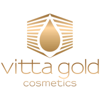 Vitta Gold – Professionele Braziliaanse Haarverzorging Vitta Gold staat wereldwijd bekend om zijn hoogwaardige professionele haarverzorgingsproducten. De formules zijn ontwikkeld om het haar intensief te verzorgen, pluis te verminderen, glans te versterken en langdurig gladde, zachte resultaten te bieden. De producten zijn geschikt voor diverse haartypes en worden gebruikt door professionele kappers in meer dan 70 landen. De professionele lijnen zijn onder andere gebaseerd op technologieën zoals Nanoplex Arginina™ en bevatten verzorgende ingrediënten die helpen het haar te voeden, beschermen en versterken. Voordelen: Professionele salonkwaliteit Vermindert pluis en haarvolume Geeft intense glans en zachtheid Ondersteunt herstel van beschadigd haar Geschikt voor verschillende haartypes Formaldehydevrije formules binnen de professionele lijnen Geregistreerd volgens de Europese CPNP-regelgeving en cruelty-free. flaka.be