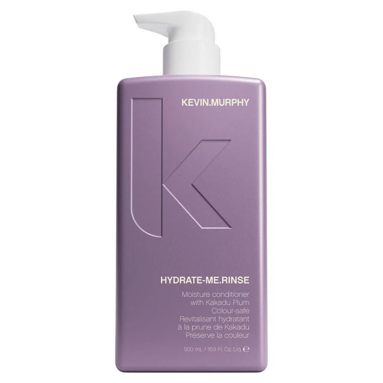# KEVIN.MURPHY HYDRATE-ME.WASH 500 ml – Professionele Hydraterende Shampoo ## KEVIN.MURPHY HYDRATE-ME.WASH 500 ml kopen? KEVIN.MURPHY HYDRATE-ME.WASH 500 ml is een luxe, professioneel hydraterende shampoo die speciaal is ontwikkeld voor normaal tot droog, droog beschadigd en gekleurd haar. De rijke formule reinigt het haar op milde wijze zonder het natuurlijke vochtgehalte aan te tasten. Hierdoor voelt het haar na iedere wasbeurt zijdezacht, soepel en gezond aan. Dankzij hoogwaardige verzorgende ingrediënten helpt deze shampoo vocht vast te houden in de haarvezel, waardoor droog en futloos haar opnieuw een prachtige glans en een gezonde uitstraling krijgt. De sulfaatvrije formule is bovendien veilig voor gekleurd haar en geschikt voor dagelijks gebruik. ## Belangrijkste voordelen * Intensieve hydratatie voor droog en vochtarm haar. * Reinigt het haar zonder uit te drogen. * Geeft een prachtige natuurlijke glans. * Vermindert pluizen en maakt het haar beter handelbaar. * Zorgt voor zijdezacht en soepel haar. * Helpt de haarkleur langer mooi te houden. * Sulfaatvrij en zacht voor haar en hoofdhuid. * Geschikt voor dagelijks gebruik. * Professionele salonkwaliteit. ## Voor welk haartype? KEVIN.MURPHY HYDRATE-ME.WASH 500 ml is ideaal voor: * Droog haar * Beschadigd haar * Gekleurd haar * Dik haar * Krullend haar * Lang haar * Haar dat extra hydratatie nodig heeft ## Actieve ingrediënten De formule bevat zorgvuldig geselecteerde ingrediënten die bekendstaan om hun hydraterende en verzorgende eigenschappen: * Kakadu Plum – rijk aan natuurlijke antioxidanten en vitamine C. * Shea Butter – voedt en hydrateert intensief. * Bergamotextract – verzorgt en ondersteunt een gezonde hoofdhuid. * Teunisbloemolie – helpt het haar soepel en glanzend te houden. * Antioxidanten – beschermen het haar tegen schadelijke invloeden van buitenaf. ## Uitgebreide gebruiksaanwijzing 1. Maak het haar volledig nat met lauwwarm water. 2. Breng een kleine hoeveelheid KEVIN.MURPHY HYDRATE-ME.WASH aan op de handpalmen. 3. Verdeel de shampoo gelijkmatig over de hoofdhuid. 4. Masseer gedurende 1 tot 2 minuten zachtjes in met de vingertoppen. 5. Trek het schuim vervolgens voorzichtig door de haarlengtes. 6. Spoel het haar grondig uit met voldoende water. 7. Herhaal indien nodig een tweede wasbeurt voor een diepere reiniging. 8. Gebruik aansluitend KEVIN.MURPHY HYDRATE-ME.RINSE voor maximale hydratatie en verzorging. 9. Style het haar zoals gewenst. ## Professionele tip Voor zeer droog, poreus of chemisch behandeld haar wordt aanbevolen om de shampoo altijd te combineren met een hydraterende conditioner en wekelijks een intensief haarmasker te gebruiken. Hierdoor blijft het haar langer zacht, glanzend en gezond. ## Waarom kiezen voor KEVIN.MURPHY HYDRATE-ME.WASH? Professionals wereldwijd kiezen voor KEVIN.MURPHY vanwege de hoogwaardige ingrediënten, milde reiniging en uitstekende verzorging. Deze shampoo helpt droog haar weer soepel, glanzend en gezond te maken zonder het haar zwaar te maken. ## Google SEO-tekst KEVIN.MURPHY HYDRATE-ME.WASH 500 ml kopen? Ontdek de professionele hydraterende shampoo voor droog, beschadigd en gekleurd haar. De sulfaatvrije formule reinigt het haar op milde wijze, hydrateert intensief en zorgt voor langdurige glans, zachtheid en een gezonde uitstraling. Ideaal voor dagelijks gebruik en perfect te combineren met KEVIN.MURPHY HYDRATE-ME.RINSE voor een optimaal verzorgingsresultaat. Bestel eenvoudig online en geef uw haar de professionele verzorging die het verdient.