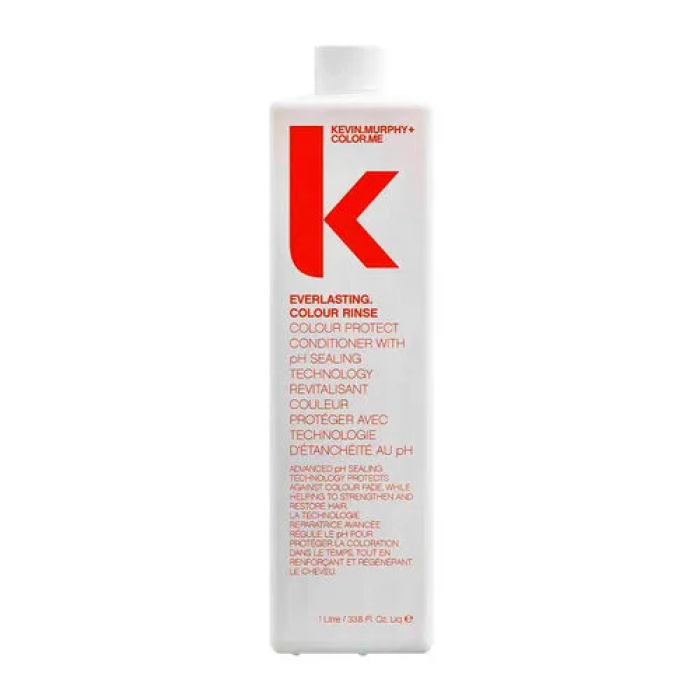 Kevin Murphy EVERLASTING.COLOUR RINSE Kevin Murphy EVERLASTING.COLOUR RINSE is een professionele kleurbeschermende conditioner met een zure pH-formule die speciaal is ontwikkeld om de haarkleur langer levendig te houden. De conditioner sluit de haarschubben na het wassen, helpt kleurvervaging te verminderen en beschermt het haar tegen UV-straling, vocht en andere schadelijke invloeden van buitenaf. Tegelijkertijd wordt het haar intens gevoed, gehydrateerd en zijdezacht zonder te verzwaren. Voordelen Beschermt de haarkleur tegen vervaging Sluit de haarschubben dankzij de zure pH-technologie Zorgt voor langdurige glans en een zijdezachte finish Hydrateert en voedt het haar intensief Vermindert haarbeschadiging en pluis Beschermt tegen UV-straling en omgevingsinvloeden Geschikt voor dagelijks gebruik Sulfaatvrij, parabeenvrij en cruelty-free Belangrijkste ingrediënten Hydrolyzed Rice Protein – versterkt het haar en verbetert elasticiteit en glans. Inuline (Cichoreiwortelextract) – ondersteunt het natuurlijke microbioom van de hoofdhuid en zorgt voor extra hydratatie. ILLUMINATE Complex – verhoogt de glans en helpt de kleur langer mooi te houden. CHROMATIC Complex – vormt een beschermende laag tegen vocht, UV-straling en andere externe invloeden. Acidic pH System – sluit de haarschubben voor optimaal kleurbehoud. Gebruiksaanwijzing Was het haar eerst met Kevin Murphy EVERLASTING.COLOUR WASH. Verdeel vervolgens EVERLASTING.COLOUR RINSE gelijkmatig over de lengtes en punten van het haar. Laat 1 tot 2 minuten inwerken en spoel daarna zorgvuldig uit. Voor optimale resultaten gebruikt u het volledige EVERLASTING.COLOUR verzorgingsprogramma. Geschikt voor Gekleurd haar Geblondeerd haar Droog en beschadigd haar Chemisch behandeld haar Alle haartypes die langdurig kleurbehoud en extra glans wensen Google SEO-tekst Bestel Kevin Murphy EVERLASTING.COLOUR RINSE eenvoudig bij Flaka.be. Deze professionele kleurbeschermende conditioner helpt de haarkleur langer intens en stralend te houden dankzij de innovatieve pH-balancerende technologie. De formule hydrateert, voedt en beschermt het haar tegen UV-straling, vocht en dagelijkse invloeden van buitenaf, terwijl het een prachtige glans en zijdezachte finish geeft. Ontdek het complete Kevin Murphy assortiment bij Flaka.be voor professionele haarverzorging en langdurig kleurbehoud.